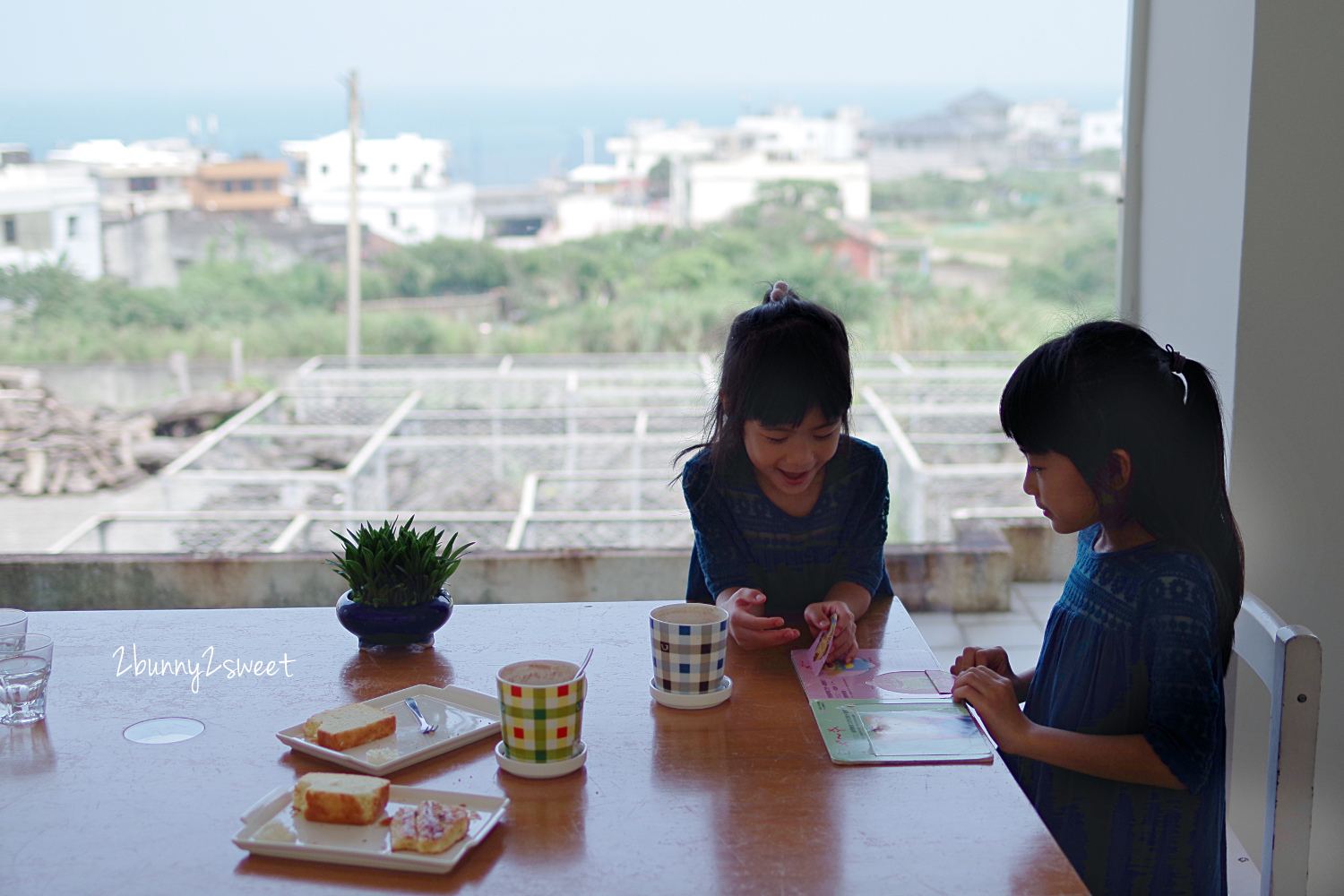 [新北。海景咖啡] 白日夢 Tea &#038; Café~廢棄國小 + 無敵海景 + 馬卡龍色課桌椅 ＝ 小清新海景咖啡｜北海岸石門海景咖啡 @兔兒毛毛姊妹花