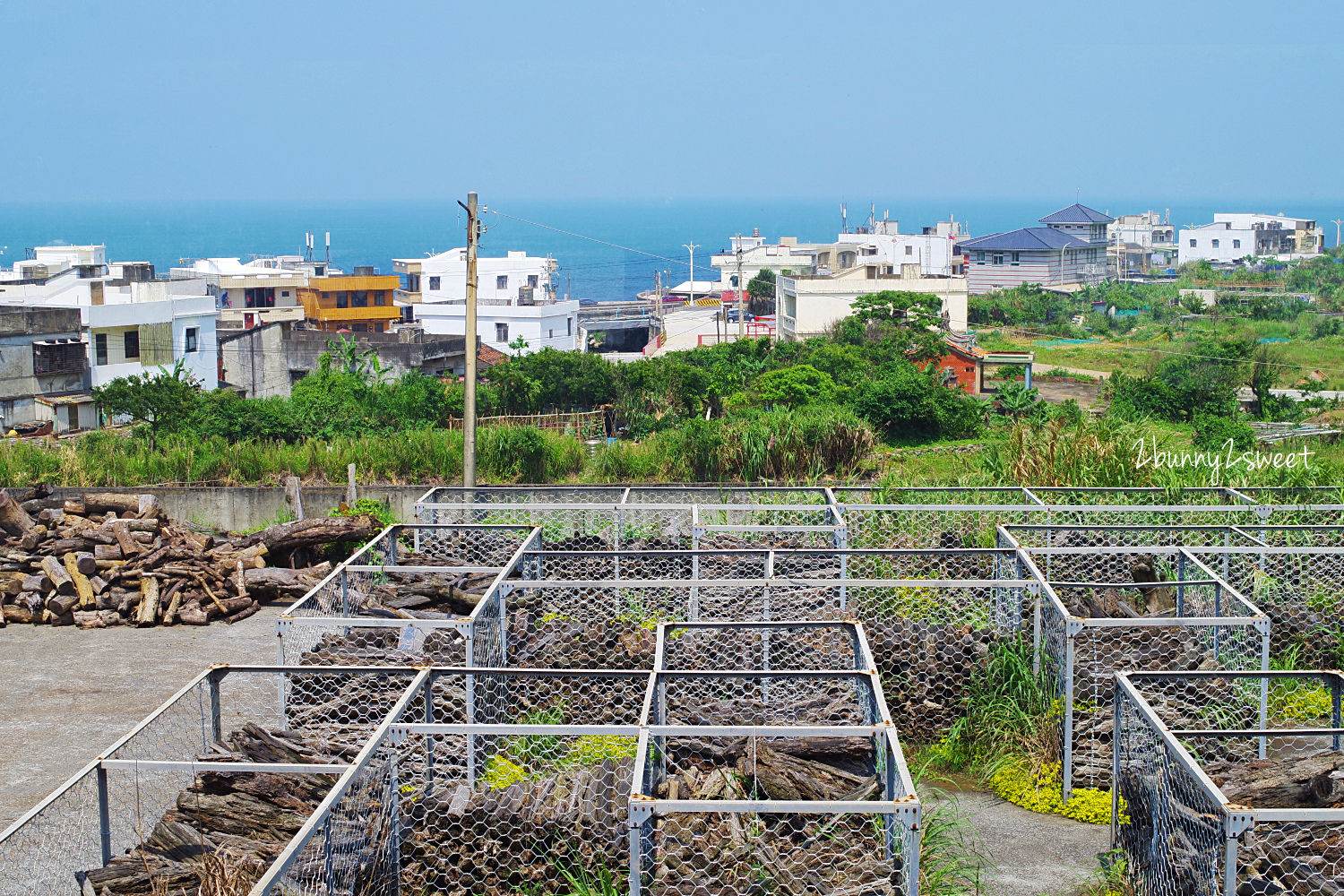 [新北。海景咖啡] 白日夢 Tea &#038; Café~廢棄國小 + 無敵海景 + 馬卡龍色課桌椅 ＝ 小清新海景咖啡｜北海岸石門海景咖啡 @兔兒毛毛姊妹花