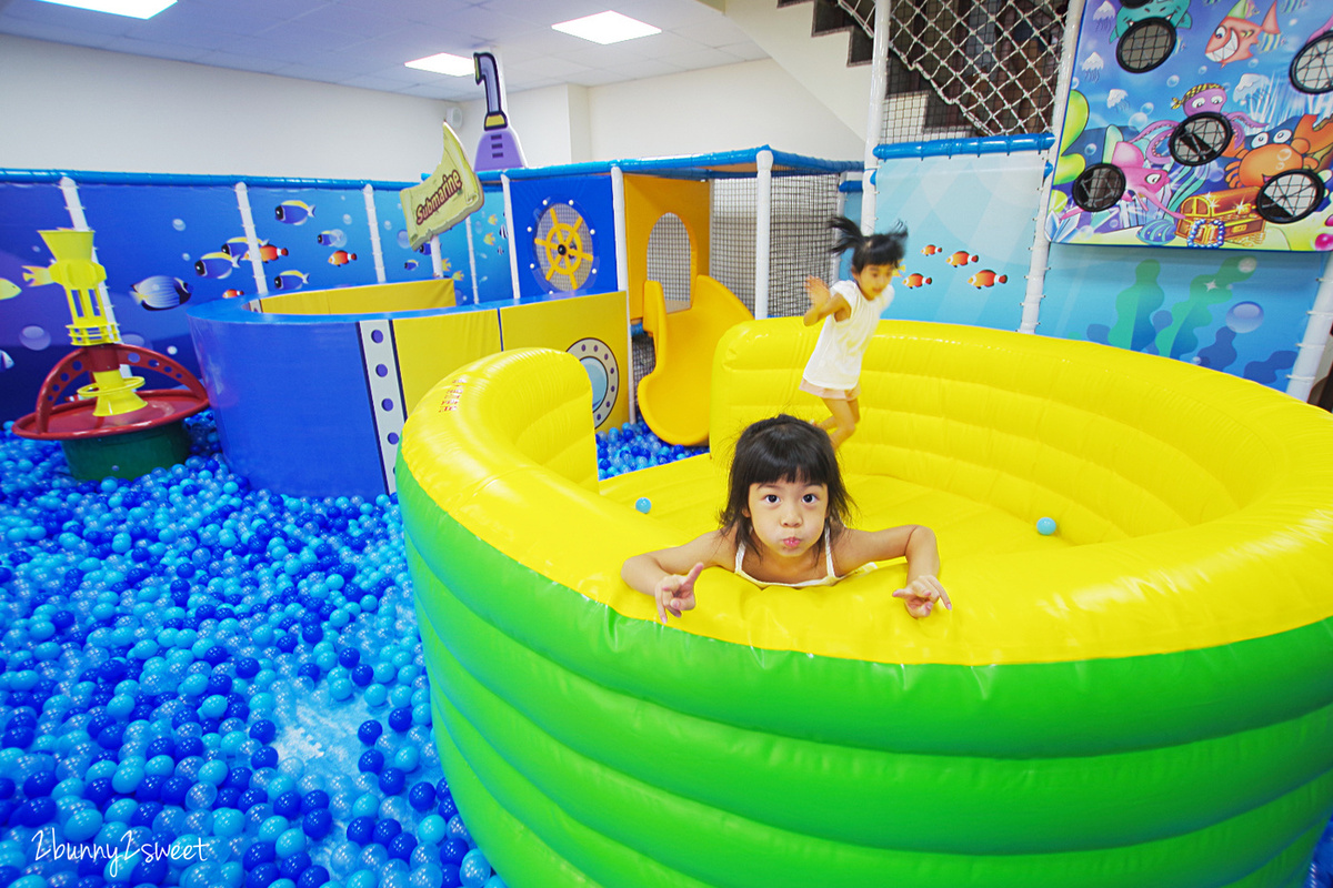 [新北。室內樂園] 童遊水族館～吸睛六公尺長水族箱 x超嗨海洋球池氣墊床 x 療癒藍色琉璃沙坑~林口全新開幕的室內親子樂園｜室內景點｜雨天景點 @兔兒毛毛姊妹花