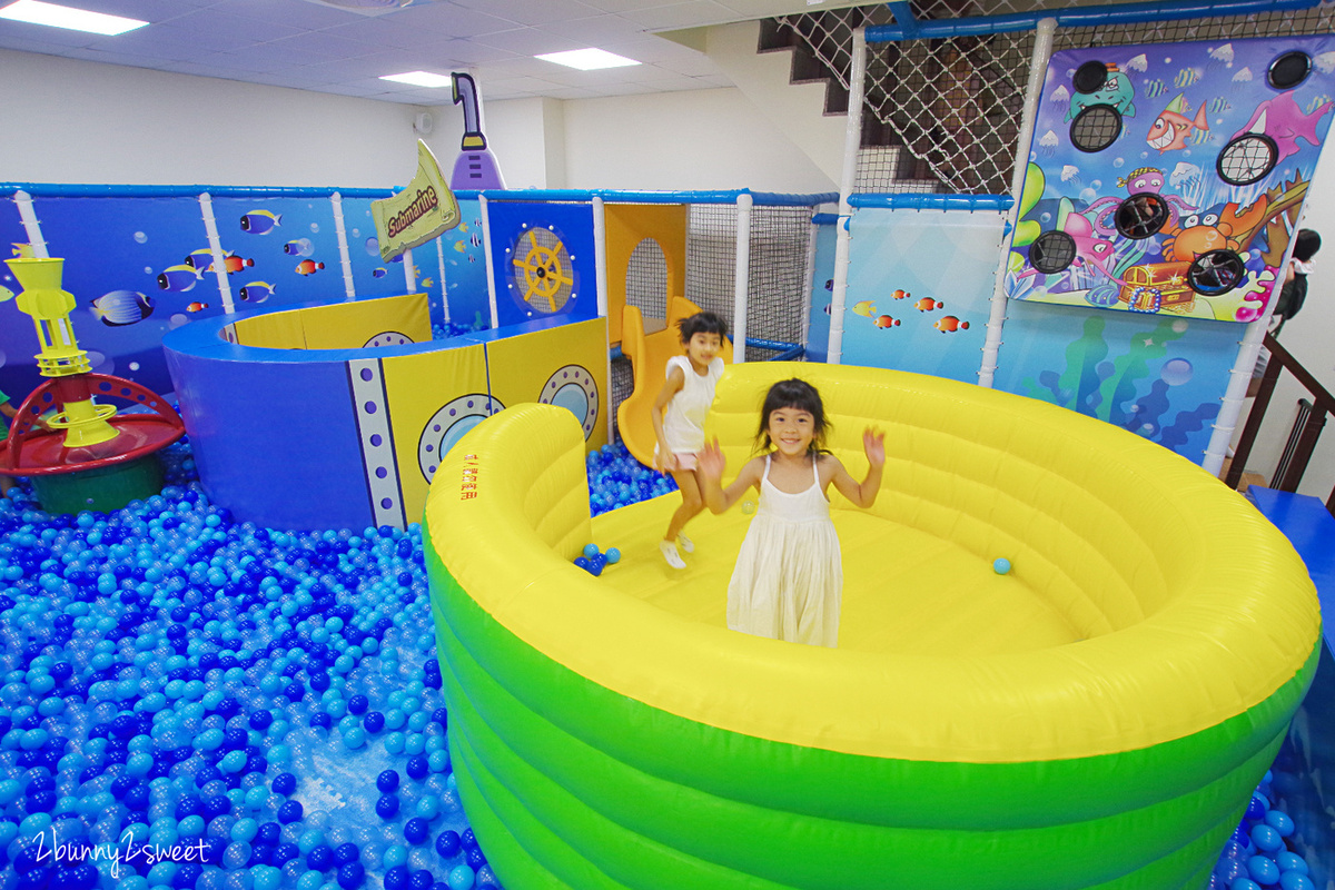 [新北。室內樂園] 童遊水族館～吸睛六公尺長水族箱 x超嗨海洋球池氣墊床 x 療癒藍色琉璃沙坑~林口全新開幕的室內親子樂園｜室內景點｜雨天景點 @兔兒毛毛姊妹花