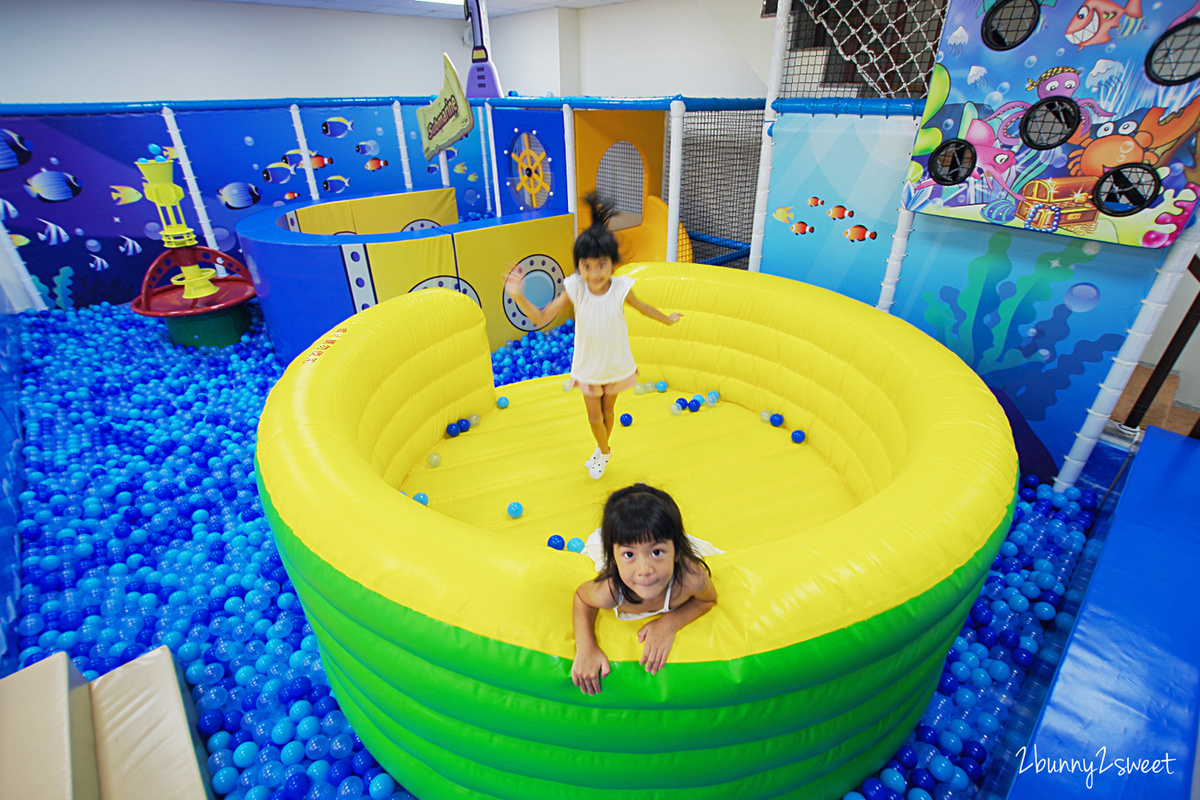 [新北。室內樂園] 童遊水族館～吸睛六公尺長水族箱 x超嗨海洋球池氣墊床 x 療癒藍色琉璃沙坑~林口全新開幕的室內親子樂園｜室內景點｜雨天景點 @兔兒毛毛姊妹花