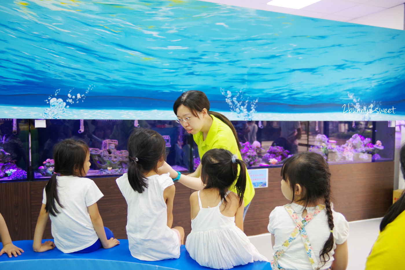 [新北。室內樂園] 童遊水族館～吸睛六公尺長水族箱 x超嗨海洋球池氣墊床 x 療癒藍色琉璃沙坑~林口全新開幕的室內親子樂園｜室內景點｜雨天景點 @兔兒毛毛姊妹花