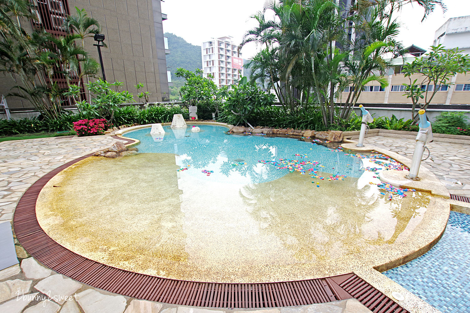 宜蘭礁溪親子飯店》長榮鳳凰酒店‧礁溪～夏日戲水、冬天泡湯、池畔點心飲料無限吃，還有豐富親子設施～親子一站式度假旅遊首選飯店 @兔兒毛毛姊妹花