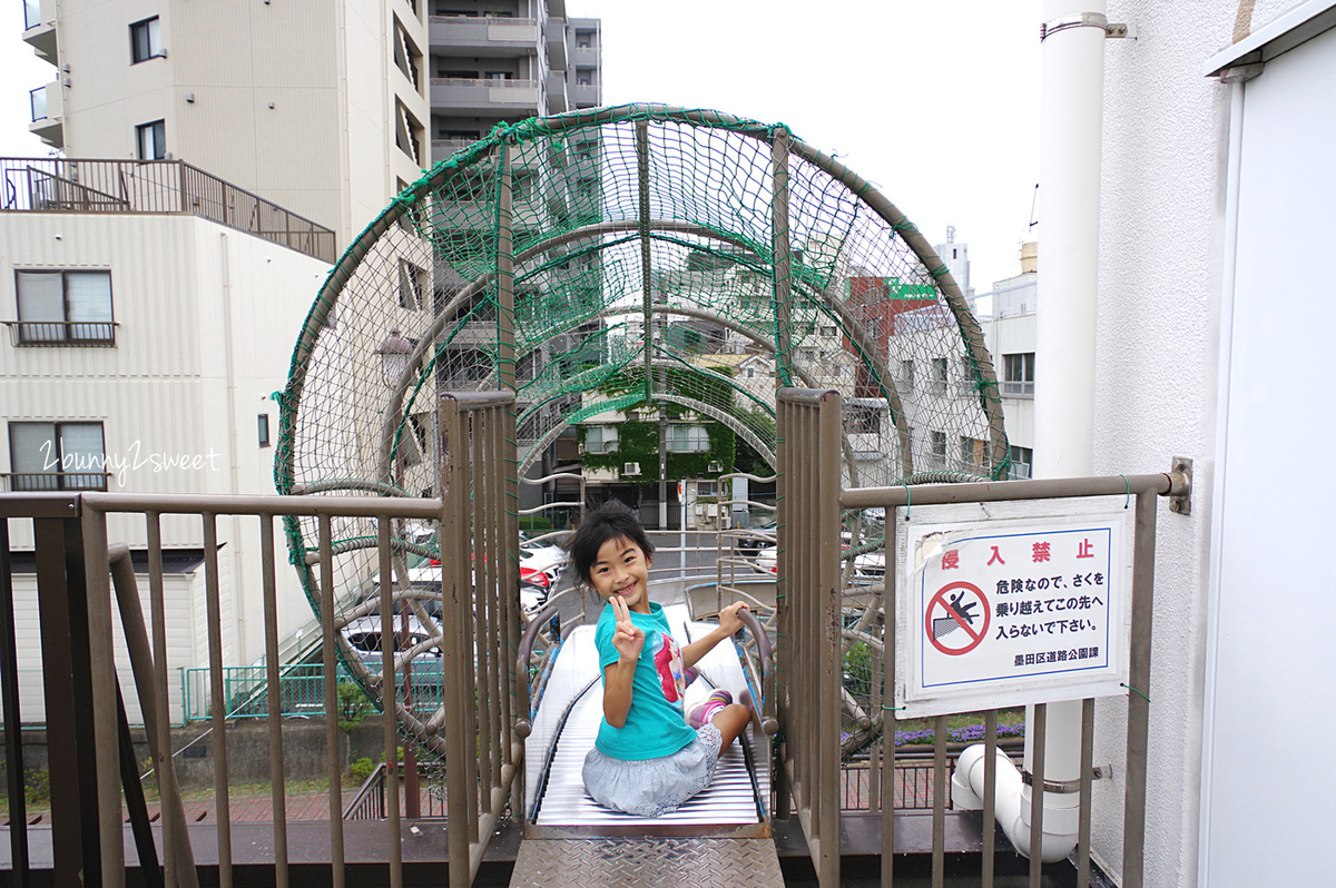 [東京｜押上。親子景點] 大橫川親水公園～東京晴空塔下的大船造型遊戲區 x 超長滾輪溜滑梯｜日本特色公園 @兔兒毛毛姊妹花