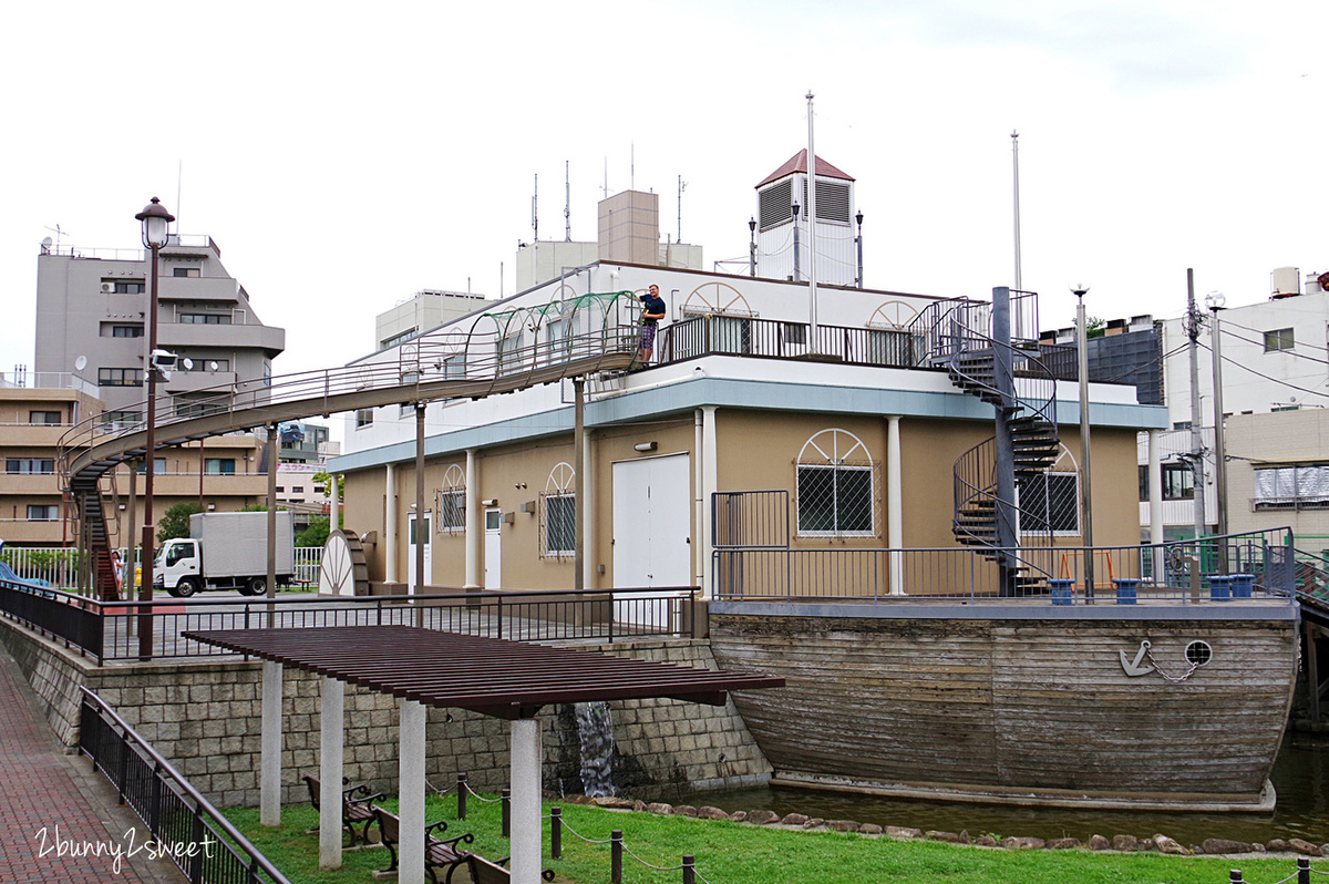 [東京｜押上。親子景點] 大橫川親水公園～東京晴空塔下的大船造型遊戲區 x 超長滾輪溜滑梯｜日本特色公園 @兔兒毛毛姊妹花