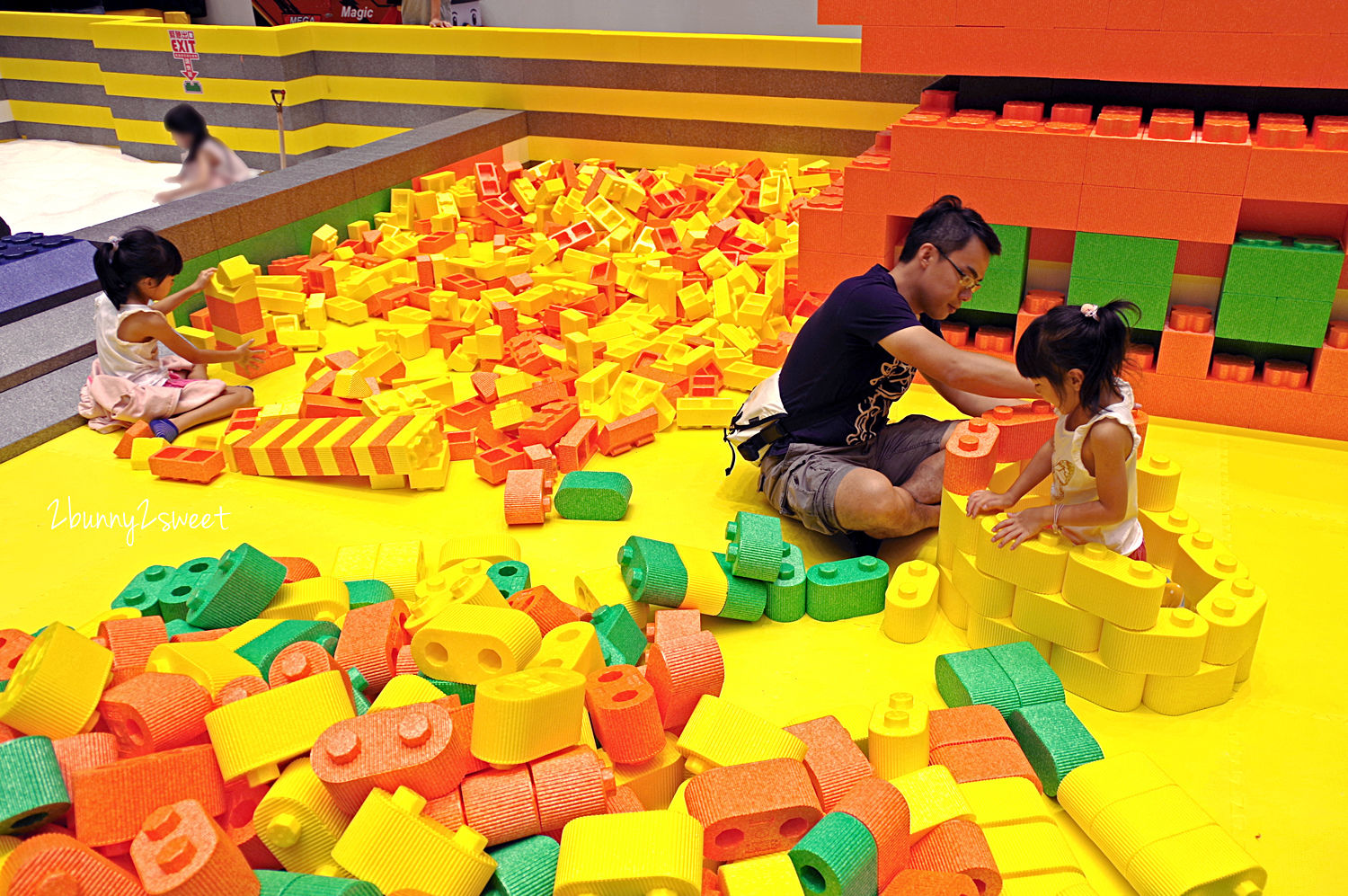 [台北。室內樂園] Kids 建築樂園 共築童樂館～積木城堡球池滑梯  x 推土機氣墊床滑梯 x 大碗公氣墊跳跳床 x 大積木建築區 x 潔白好清米粒沙坑～全台最大積木樂園超好玩 (~2018/9/2) @兔兒毛毛姊妹花