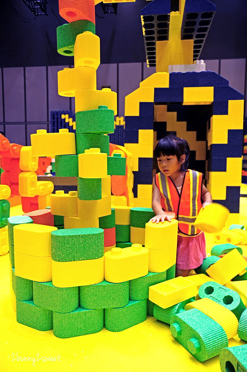 [台北。室內樂園] Kids 建築樂園 共築童樂館～積木城堡球池滑梯  x 推土機氣墊床滑梯 x 大碗公氣墊跳跳床 x 大積木建築區 x 潔白好清米粒沙坑～全台最大積木樂園超好玩 (~2018/9/2) @兔兒毛毛姊妹花