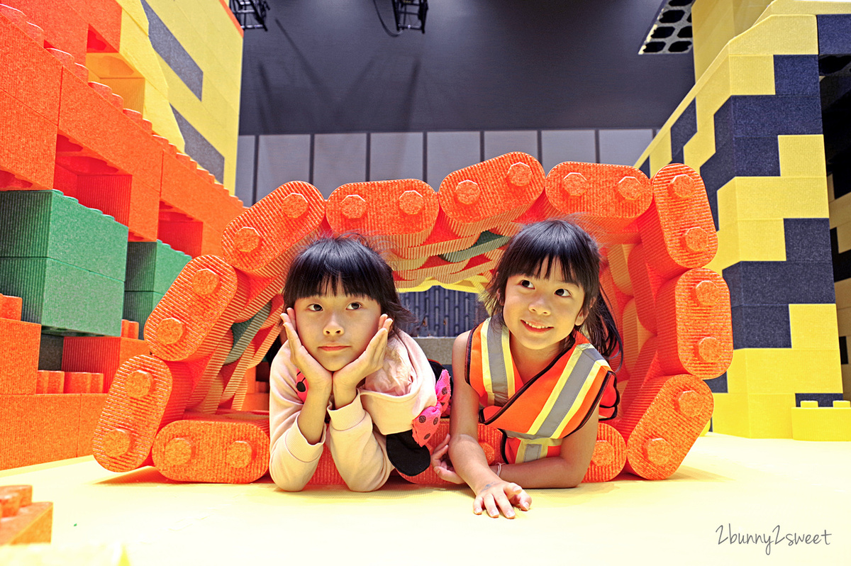 [台北。室內樂園] Kids 建築樂園 共築童樂館～積木城堡球池滑梯  x 推土機氣墊床滑梯 x 大碗公氣墊跳跳床 x 大積木建築區 x 潔白好清米粒沙坑～全台最大積木樂園超好玩 (~2018/9/2) @兔兒毛毛姊妹花