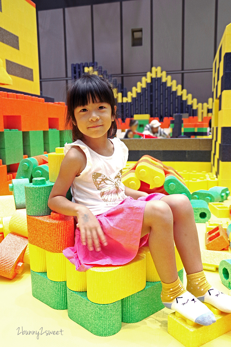 [台北。室內樂園] Kids 建築樂園 共築童樂館～積木城堡球池滑梯  x 推土機氣墊床滑梯 x 大碗公氣墊跳跳床 x 大積木建築區 x 潔白好清米粒沙坑～全台最大積木樂園超好玩 (~2018/9/2) @兔兒毛毛姊妹花