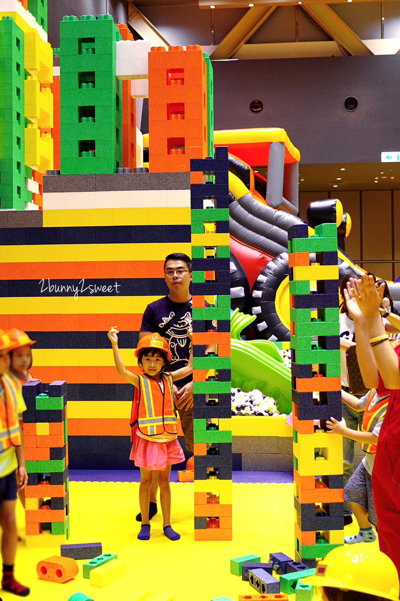 [台北。室內樂園] Kids 建築樂園 共築童樂館～積木城堡球池滑梯  x 推土機氣墊床滑梯 x 大碗公氣墊跳跳床 x 大積木建築區 x 潔白好清米粒沙坑～全台最大積木樂園超好玩 (~2018/9/2) @兔兒毛毛姊妹花