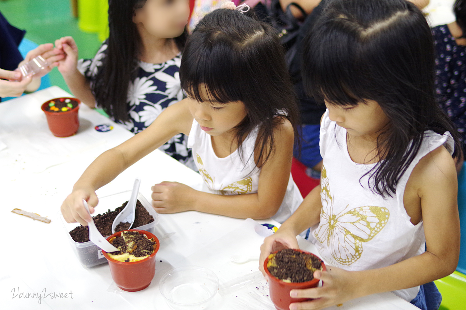 [桃園。觀光工廠] 卡司蒂菈樂園～來金格食品觀光工廠不只能參觀蛋糕餅乾生產線、手作 DIY，還有手搖船、小賽車、夜市遊戲～歡樂又好玩｜蘆竹觀光工廠｜室內景點｜雨天景點 @兔兒毛毛姊妹花