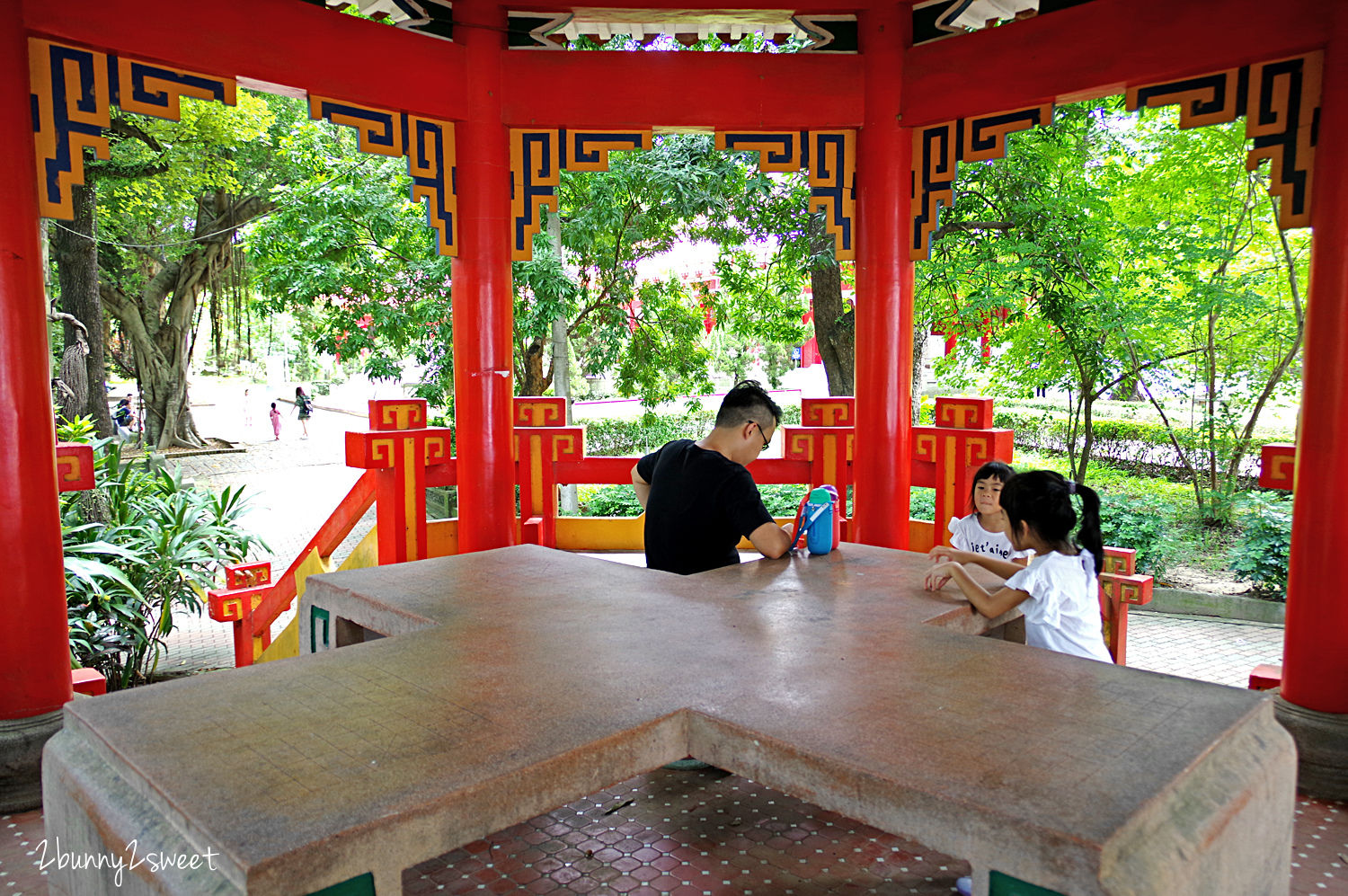 嘉義特色公園》嘉義公園 (嘉義百年公園)~超吸睛飛碟石頭溜滑梯 x 超豐富木頭攀爬設施和溜滑梯～嘉義親子必遊免費景點｜免費停車｜特色溜滑梯 @兔兒毛毛姊妹花