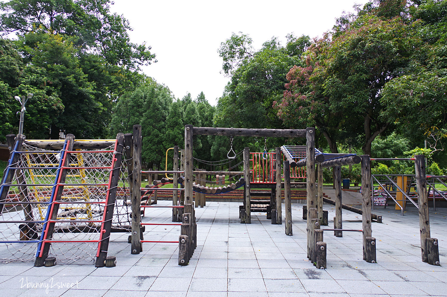 嘉義特色公園》嘉義公園 (嘉義百年公園)~超吸睛飛碟石頭溜滑梯 x 超豐富木頭攀爬設施和溜滑梯～嘉義親子必遊免費景點｜免費停車｜特色溜滑梯 @兔兒毛毛姊妹花