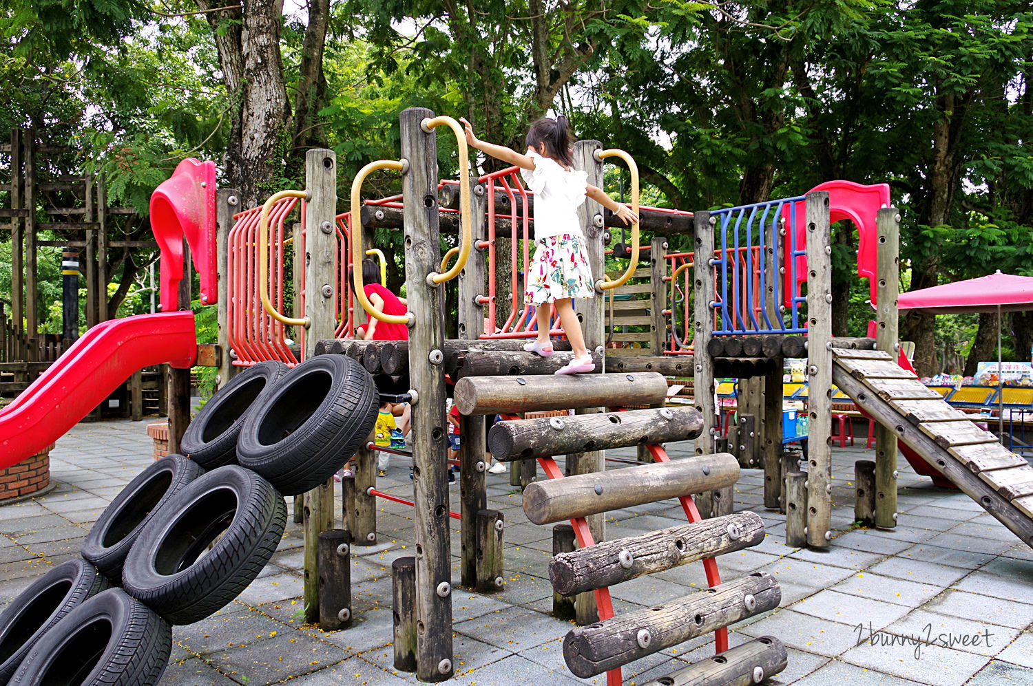 嘉義特色公園》嘉義公園 (嘉義百年公園)~超吸睛飛碟石頭溜滑梯 x 超豐富木頭攀爬設施和溜滑梯～嘉義親子必遊免費景點｜免費停車｜特色溜滑梯 @兔兒毛毛姊妹花