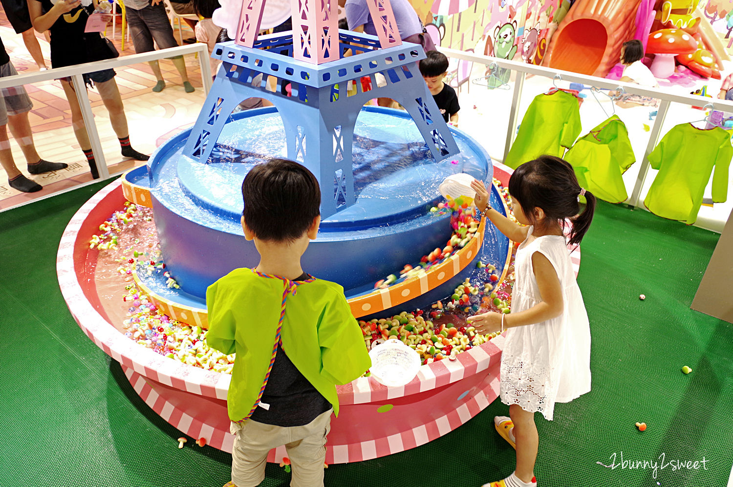 [台中。室內樂園] 貝兒絲樂園 台中浪漫法國主題館 全新開幕!! 大型聲光飛天火車 x 警察抓小偷角色扮演 x 體能挑戰攀爬遊戲區~玩具超多、設施超豐富的親子館~室內景點｜雨天景點 @兔兒毛毛姊妹花