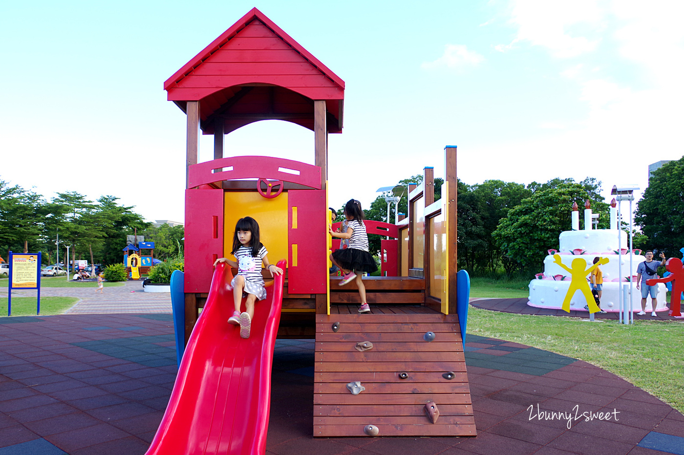 [台東。特色公園] 台東兒童公園｜生日蛋糕公園～3米高巨大生日蛋糕 x 賴馬繪本雕塑 x 分齡溜滑梯設施 x 體能挑戰攀爬區～台東美術館對面免費放風好去處｜共融式公園｜免費景點｜IG 打卡景點 @兔兒毛毛姊妹花