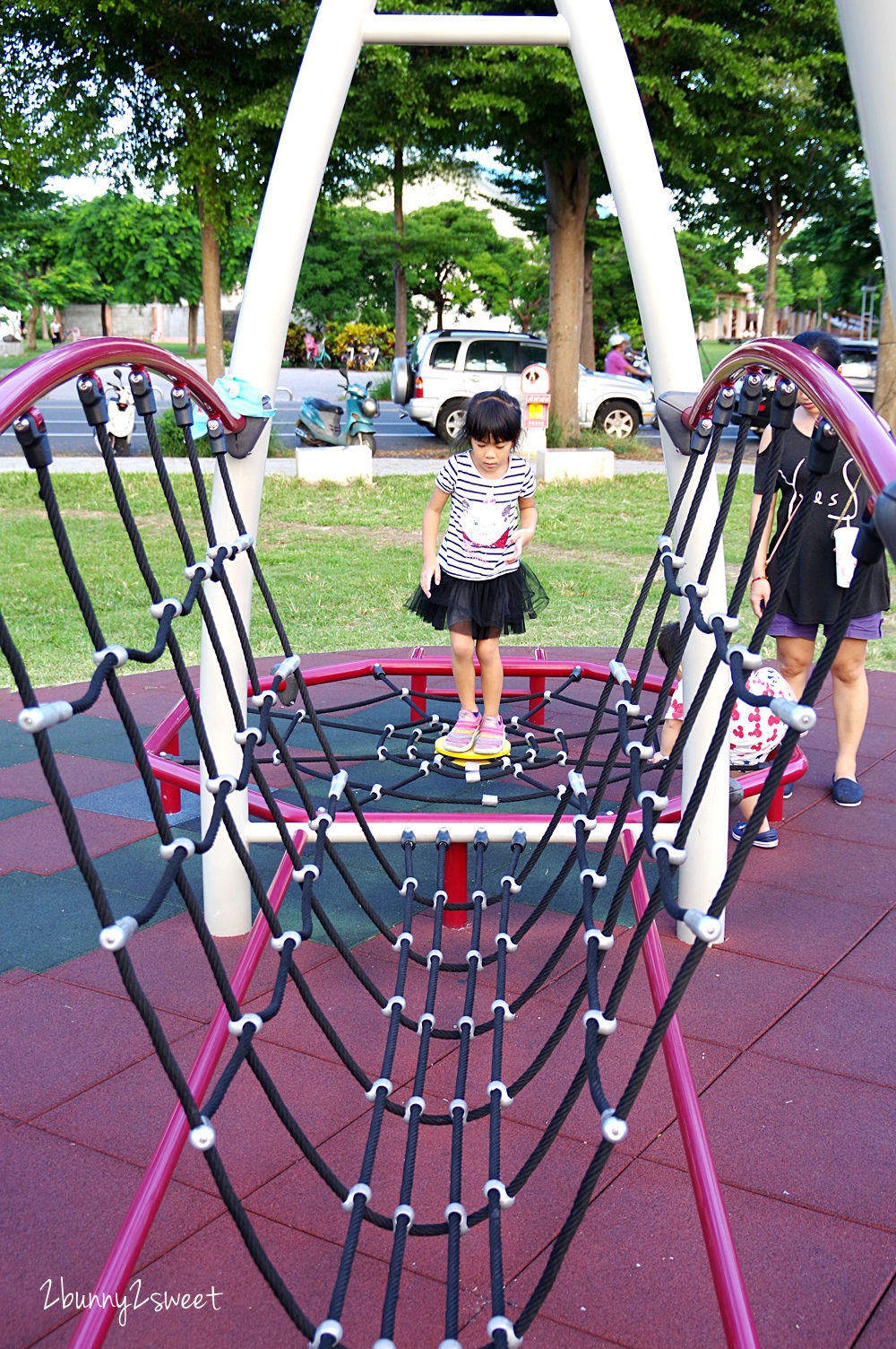 [台東。特色公園] 台東兒童公園｜生日蛋糕公園～3米高巨大生日蛋糕 x 賴馬繪本雕塑 x 分齡溜滑梯設施 x 體能挑戰攀爬區～台東美術館對面免費放風好去處｜共融式公園｜免費景點｜IG 打卡景點 @兔兒毛毛姊妹花