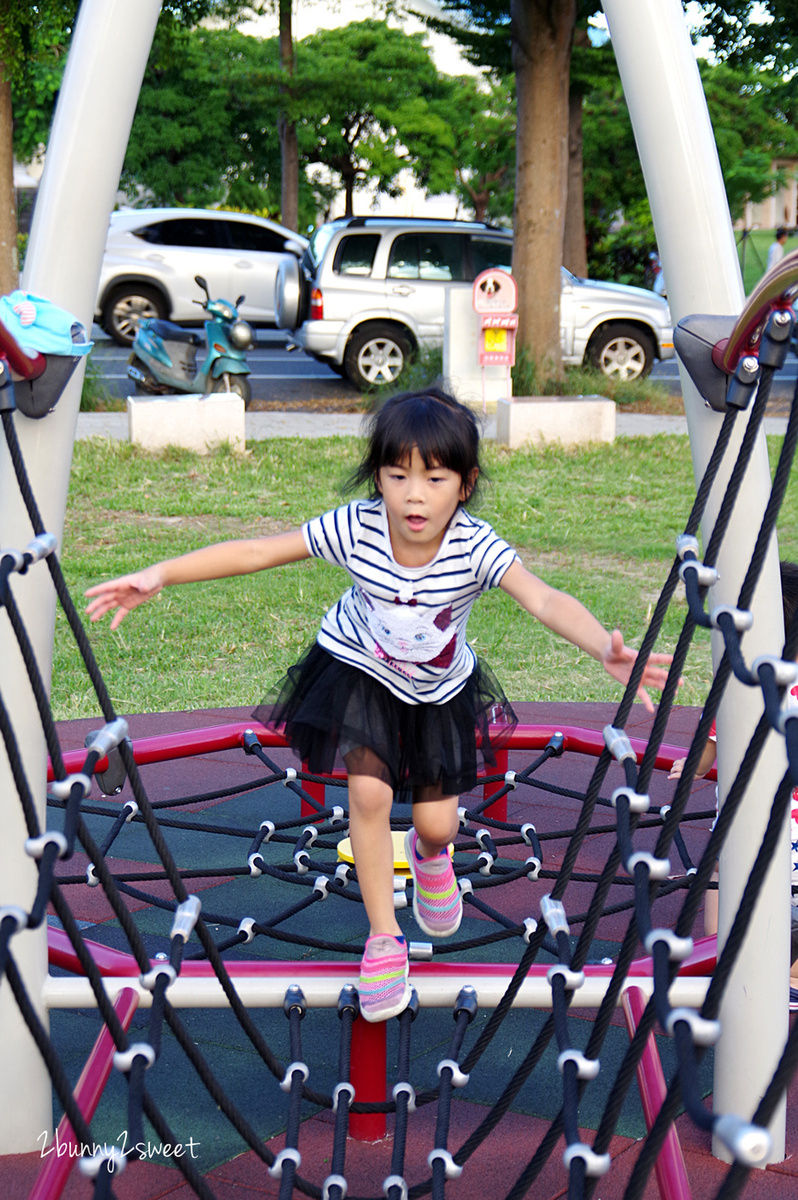 [台東。特色公園] 台東兒童公園｜生日蛋糕公園～3米高巨大生日蛋糕 x 賴馬繪本雕塑 x 分齡溜滑梯設施 x 體能挑戰攀爬區～台東美術館對面免費放風好去處｜共融式公園｜免費景點｜IG 打卡景點 @兔兒毛毛姊妹花