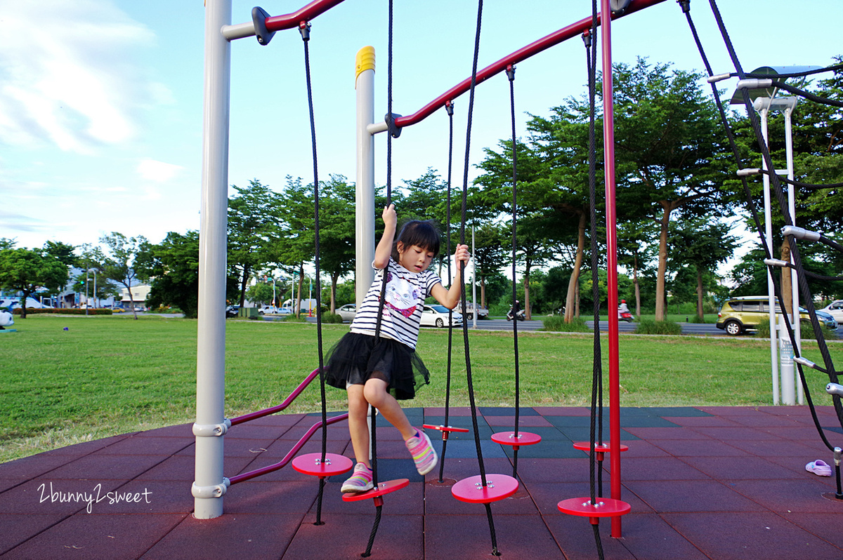 [台東。特色公園] 台東兒童公園｜生日蛋糕公園～3米高巨大生日蛋糕 x 賴馬繪本雕塑 x 分齡溜滑梯設施 x 體能挑戰攀爬區～台東美術館對面免費放風好去處｜共融式公園｜免費景點｜IG 打卡景點 @兔兒毛毛姊妹花