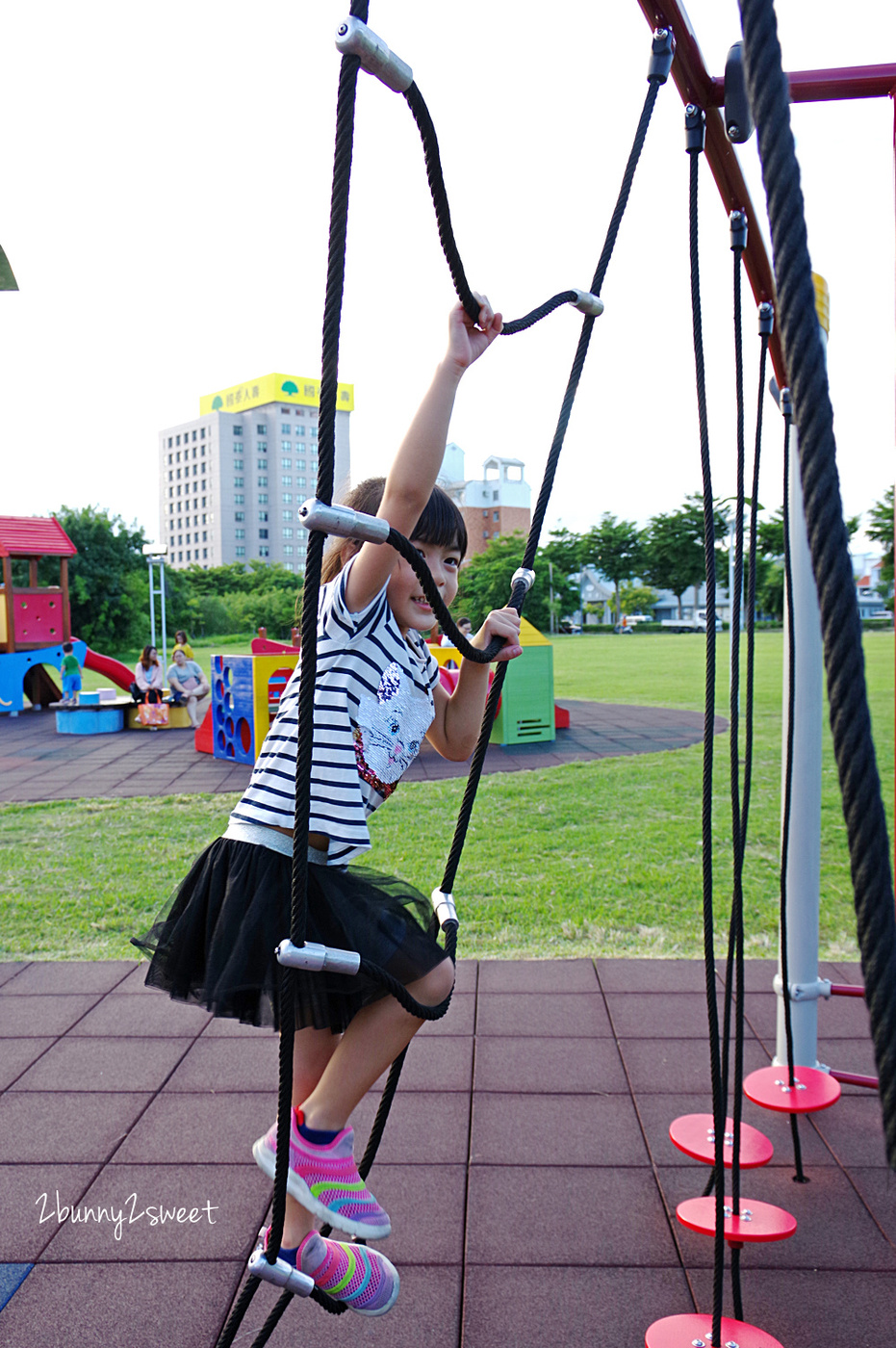 [台東。特色公園] 台東兒童公園｜生日蛋糕公園～3米高巨大生日蛋糕 x 賴馬繪本雕塑 x 分齡溜滑梯設施 x 體能挑戰攀爬區～台東美術館對面免費放風好去處｜共融式公園｜免費景點｜IG 打卡景點 @兔兒毛毛姊妹花