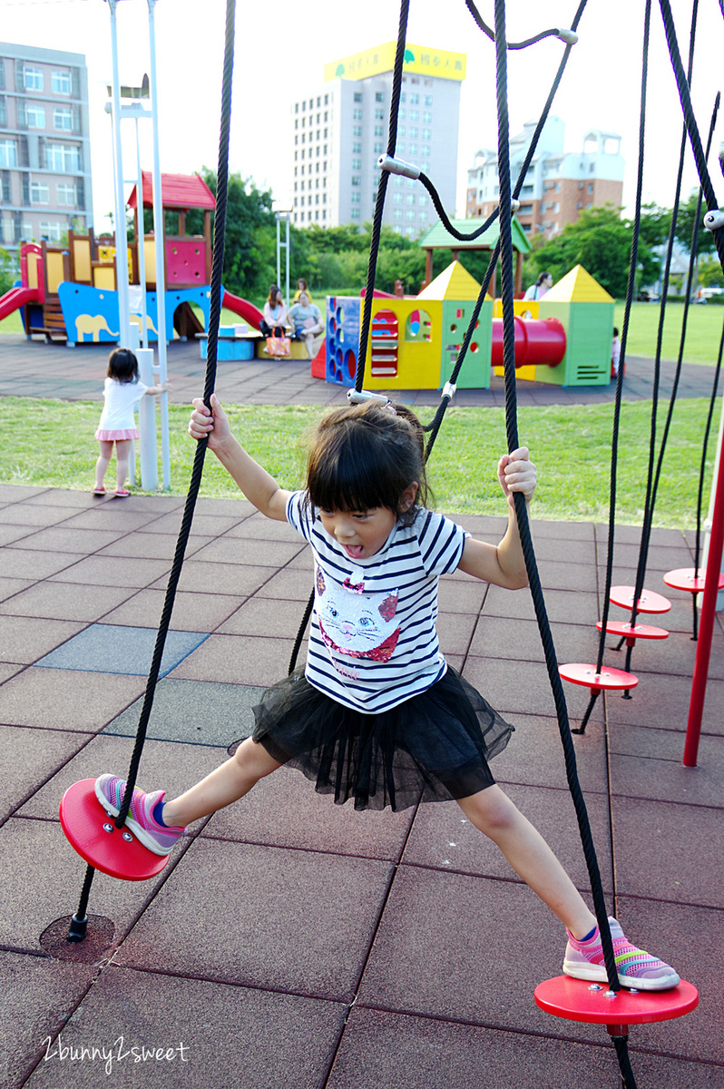 [台東。特色公園] 台東兒童公園｜生日蛋糕公園～3米高巨大生日蛋糕 x 賴馬繪本雕塑 x 分齡溜滑梯設施 x 體能挑戰攀爬區～台東美術館對面免費放風好去處｜共融式公園｜免費景點｜IG 打卡景點 @兔兒毛毛姊妹花