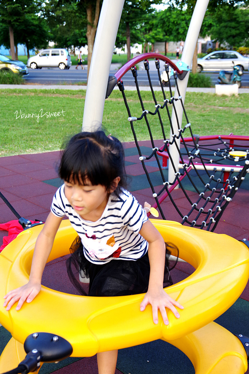 [台東。特色公園] 台東兒童公園｜生日蛋糕公園～3米高巨大生日蛋糕 x 賴馬繪本雕塑 x 分齡溜滑梯設施 x 體能挑戰攀爬區～台東美術館對面免費放風好去處｜共融式公園｜免費景點｜IG 打卡景點 @兔兒毛毛姊妹花