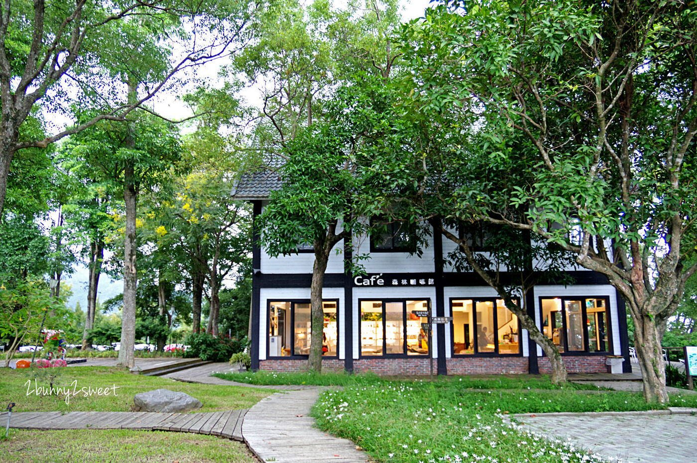 台東親子景點》初鹿牧場～來去全台最大坡地牧場滾草地、滑草、騎馬、餵牛牛和其他可愛動物，順便喝杯鮮奶、買個農產品～花東縱谷台 9 線必遊景點 @兔兒毛毛姊妹花