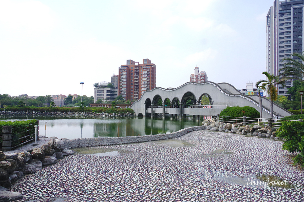 [台中。特色公園] 豐樂雕塑公園~ 共融遊戲場 x 跑酷練習場 x 湖景雕塑公園～適合全家大小野餐、散步、玩耍的免費休閒好去處｜共融公園｜特色滑梯｜免費景點 @兔兒毛毛姊妹花