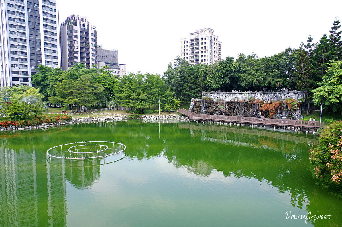 [台中。特色公園] 豐樂雕塑公園~ 共融遊戲場 x 跑酷練習場 x 湖景雕塑公園～適合全家大小野餐、散步、玩耍的免費休閒好去處｜共融公園｜特色滑梯｜免費景點 @兔兒毛毛姊妹花