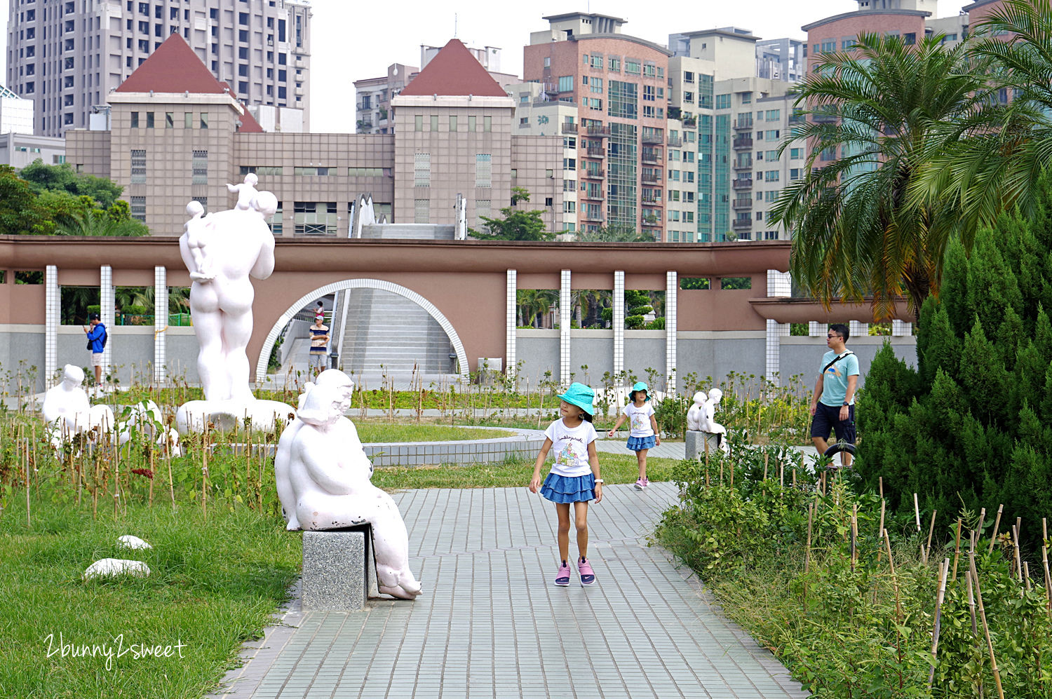 [台中。特色公園] 豐樂雕塑公園~ 共融遊戲場 x 跑酷練習場 x 湖景雕塑公園～適合全家大小野餐、散步、玩耍的免費休閒好去處｜共融公園｜特色滑梯｜免費景點 @兔兒毛毛姊妹花