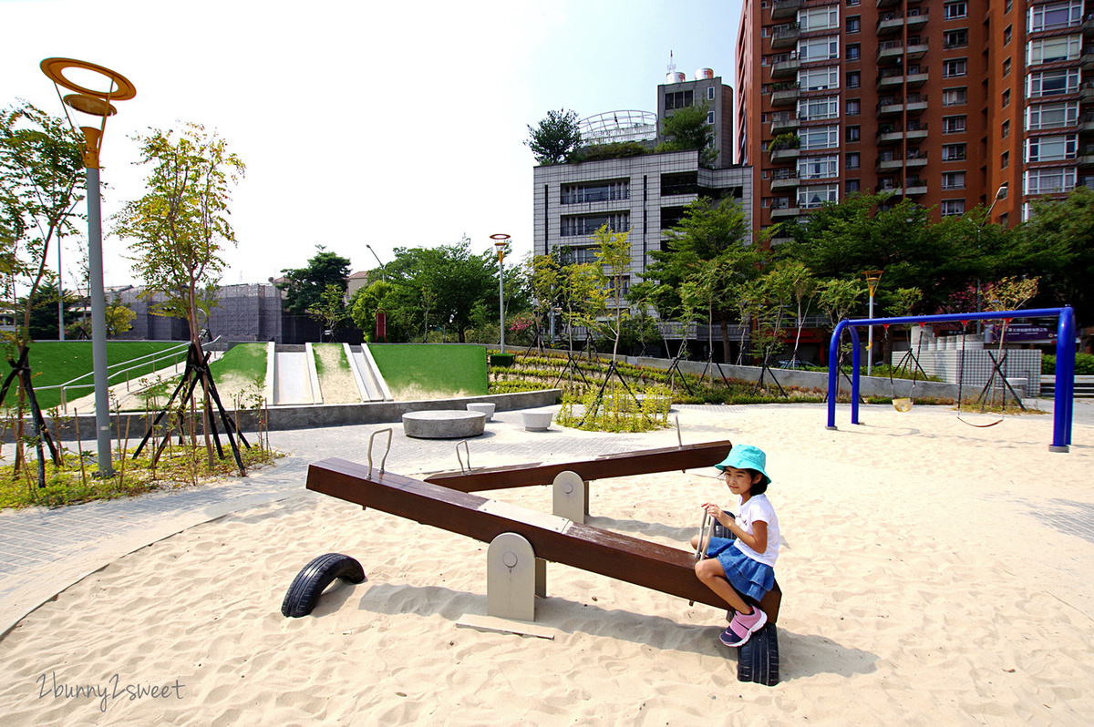 [台中。特色公園] 豐樂雕塑公園~ 共融遊戲場 x 跑酷練習場 x 湖景雕塑公園～適合全家大小野餐、散步、玩耍的免費休閒好去處｜共融公園｜特色滑梯｜免費景點 @兔兒毛毛姊妹花