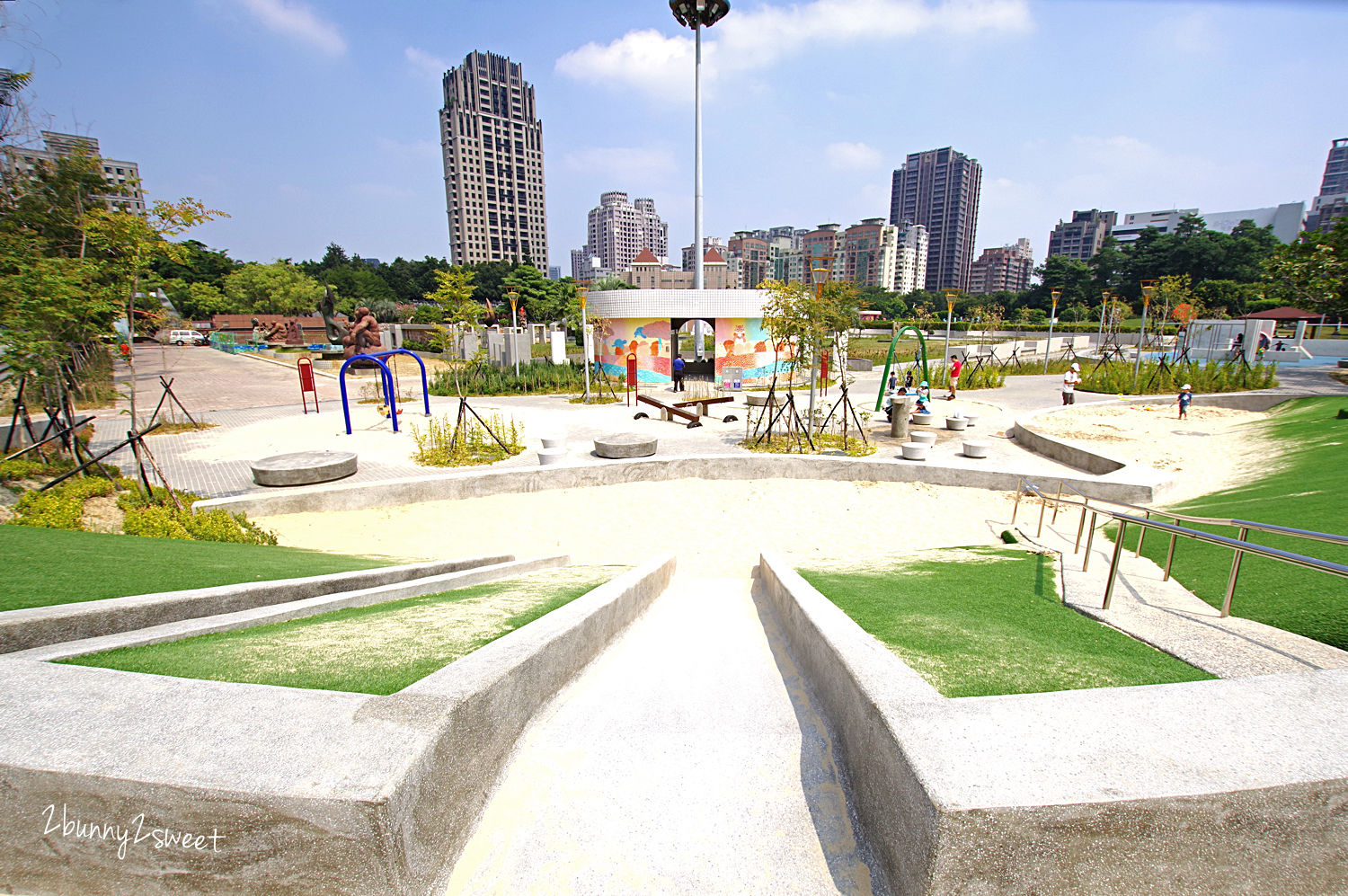 [台中。特色公園] 豐樂雕塑公園~ 共融遊戲場 x 跑酷練習場 x 湖景雕塑公園～適合全家大小野餐、散步、玩耍的免費休閒好去處｜共融公園｜特色滑梯｜免費景點 @兔兒毛毛姊妹花