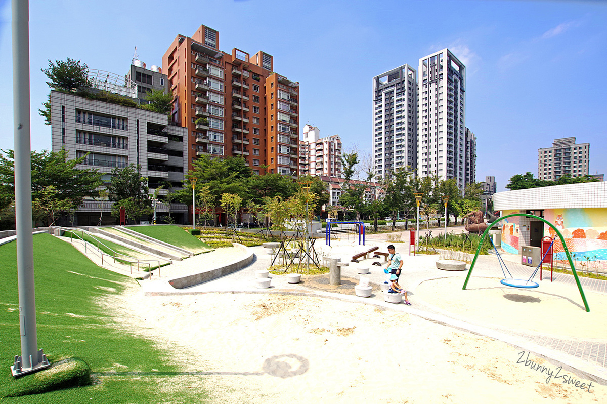 [台中。特色公園] 豐樂雕塑公園~ 共融遊戲場 x 跑酷練習場 x 湖景雕塑公園～適合全家大小野餐、散步、玩耍的免費休閒好去處｜共融公園｜特色滑梯｜免費景點 @兔兒毛毛姊妹花