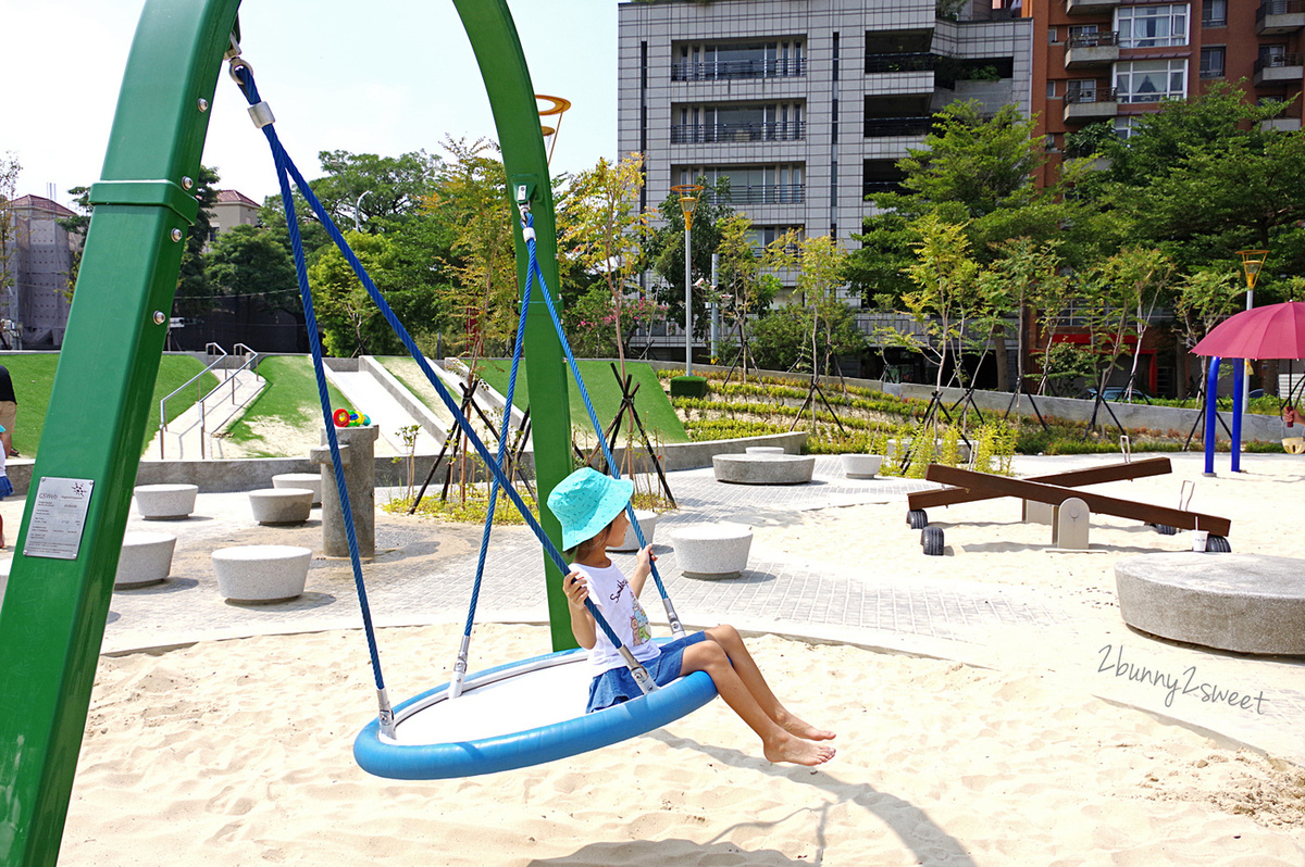 [台中。特色公園] 豐樂雕塑公園~ 共融遊戲場 x 跑酷練習場 x 湖景雕塑公園～適合全家大小野餐、散步、玩耍的免費休閒好去處｜共融公園｜特色滑梯｜免費景點 @兔兒毛毛姊妹花