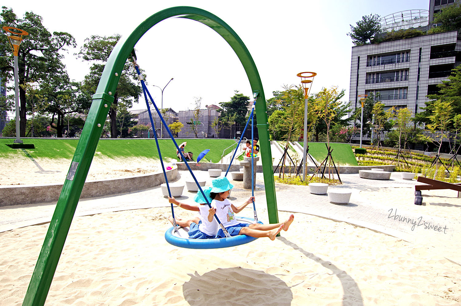 [台中。特色公園] 豐樂雕塑公園~ 共融遊戲場 x 跑酷練習場 x 湖景雕塑公園～適合全家大小野餐、散步、玩耍的免費休閒好去處｜共融公園｜特色滑梯｜免費景點 @兔兒毛毛姊妹花