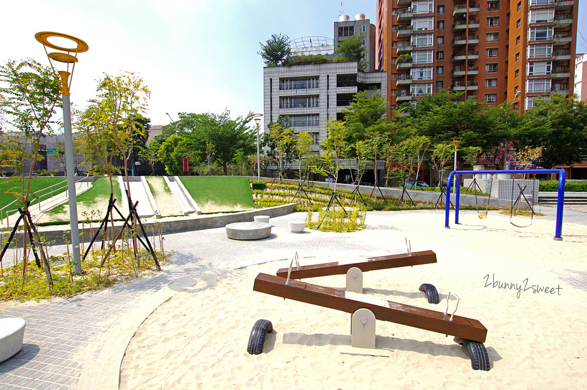 [台中。特色公園] 豐樂雕塑公園~ 共融遊戲場 x 跑酷練習場 x 湖景雕塑公園～適合全家大小野餐、散步、玩耍的免費休閒好去處｜共融公園｜特色滑梯｜免費景點 @兔兒毛毛姊妹花