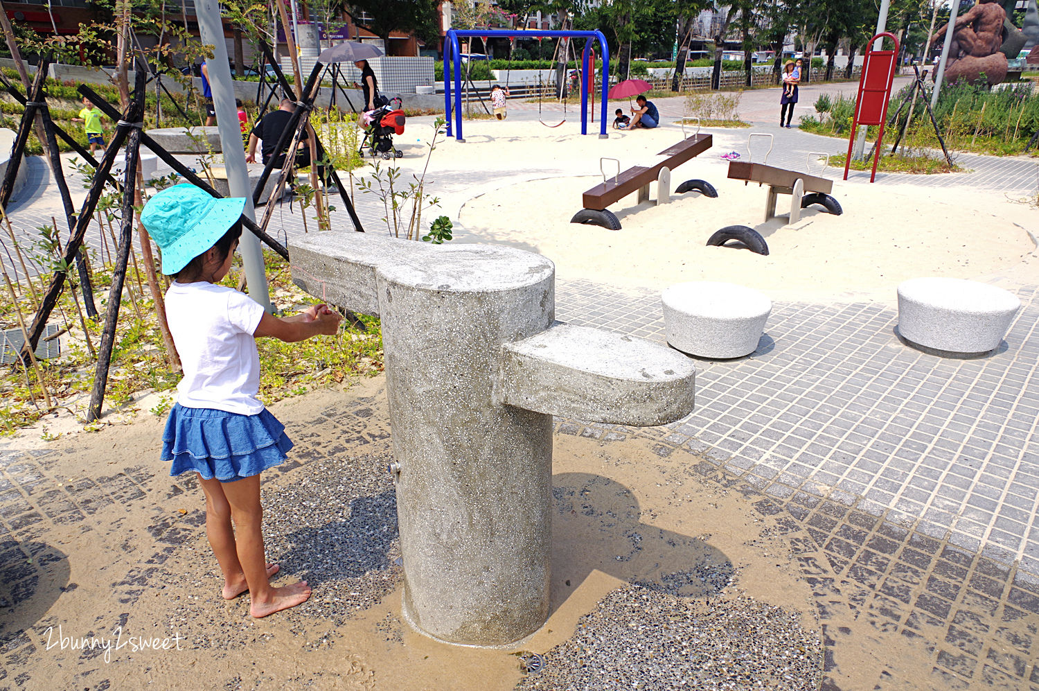 [台中。特色公園] 豐樂雕塑公園~ 共融遊戲場 x 跑酷練習場 x 湖景雕塑公園～適合全家大小野餐、散步、玩耍的免費休閒好去處｜共融公園｜特色滑梯｜免費景點 @兔兒毛毛姊妹花