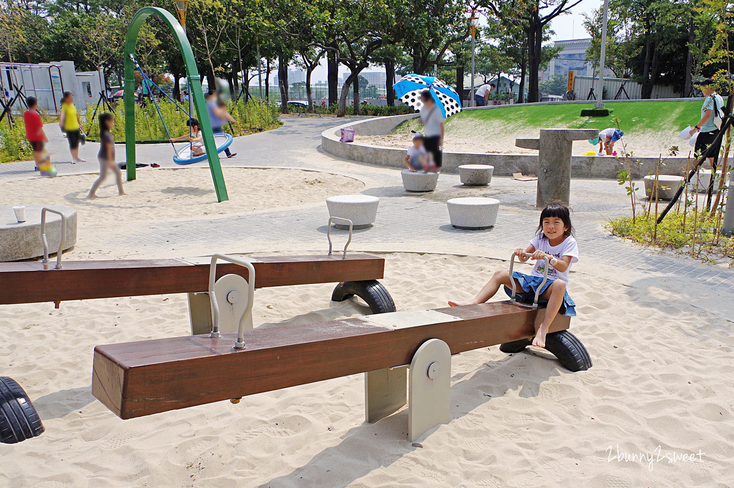 [台中。特色公園] 豐樂雕塑公園~ 共融遊戲場 x 跑酷練習場 x 湖景雕塑公園～適合全家大小野餐、散步、玩耍的免費休閒好去處｜共融公園｜特色滑梯｜免費景點 @兔兒毛毛姊妹花