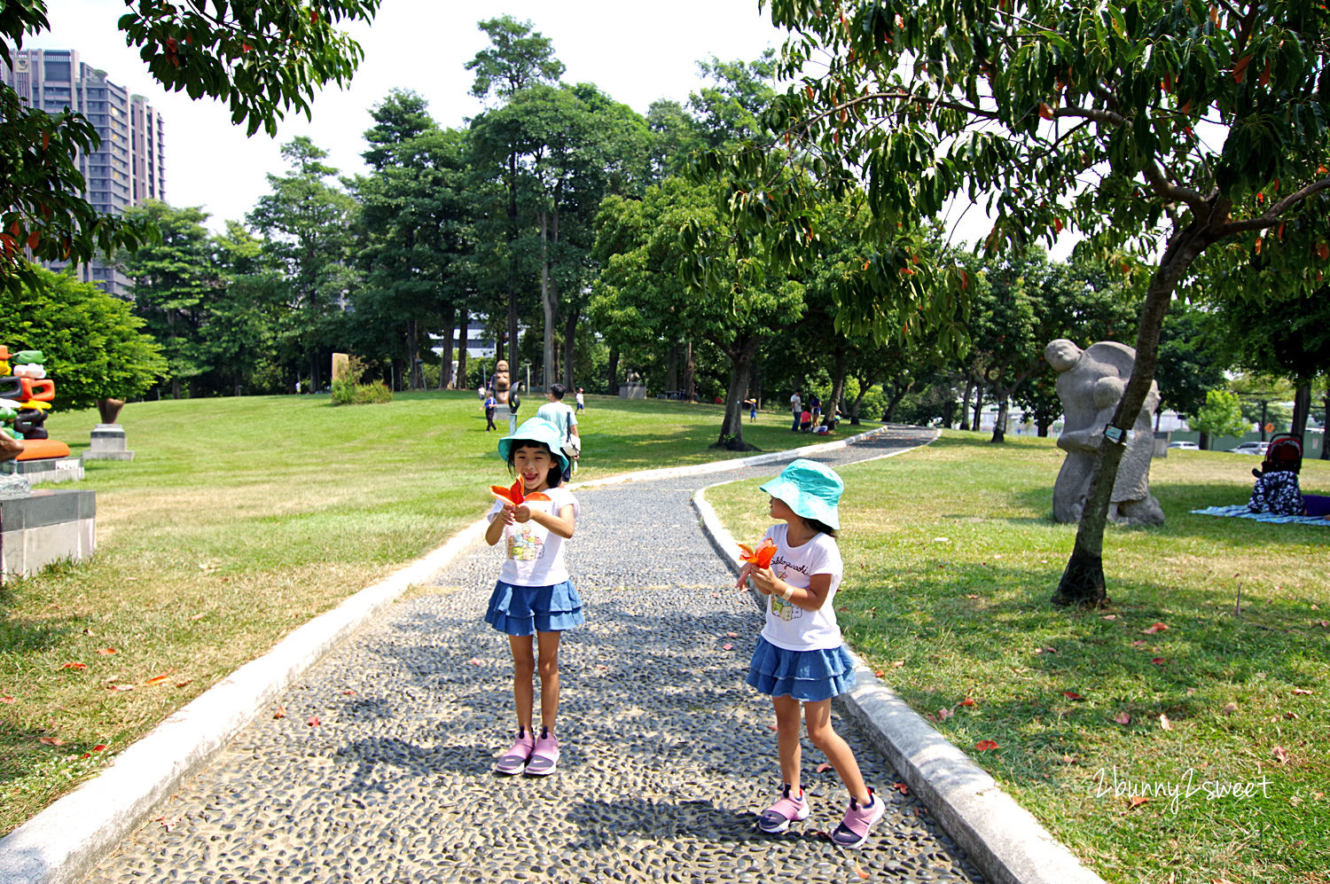 [台中。特色公園] 豐樂雕塑公園~ 共融遊戲場 x 跑酷練習場 x 湖景雕塑公園～適合全家大小野餐、散步、玩耍的免費休閒好去處｜共融公園｜特色滑梯｜免費景點 @兔兒毛毛姊妹花