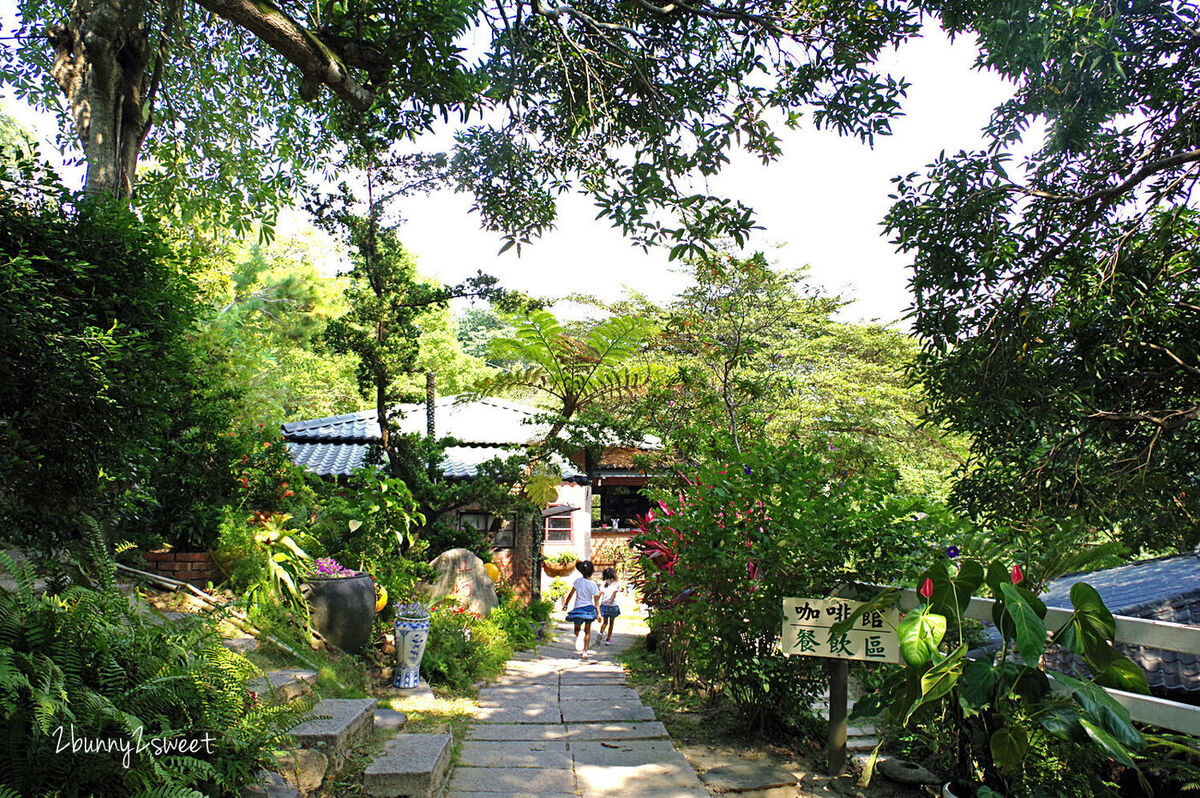 [台中。親子景點] 山河戀休閒咖啡～草坪坡道滑草 x 山訓場小泰山訓練 x 漆彈場烤肉區 x 咖啡點心餐飲～城市外圍山林秘境遊樂場 @兔兒毛毛姊妹花