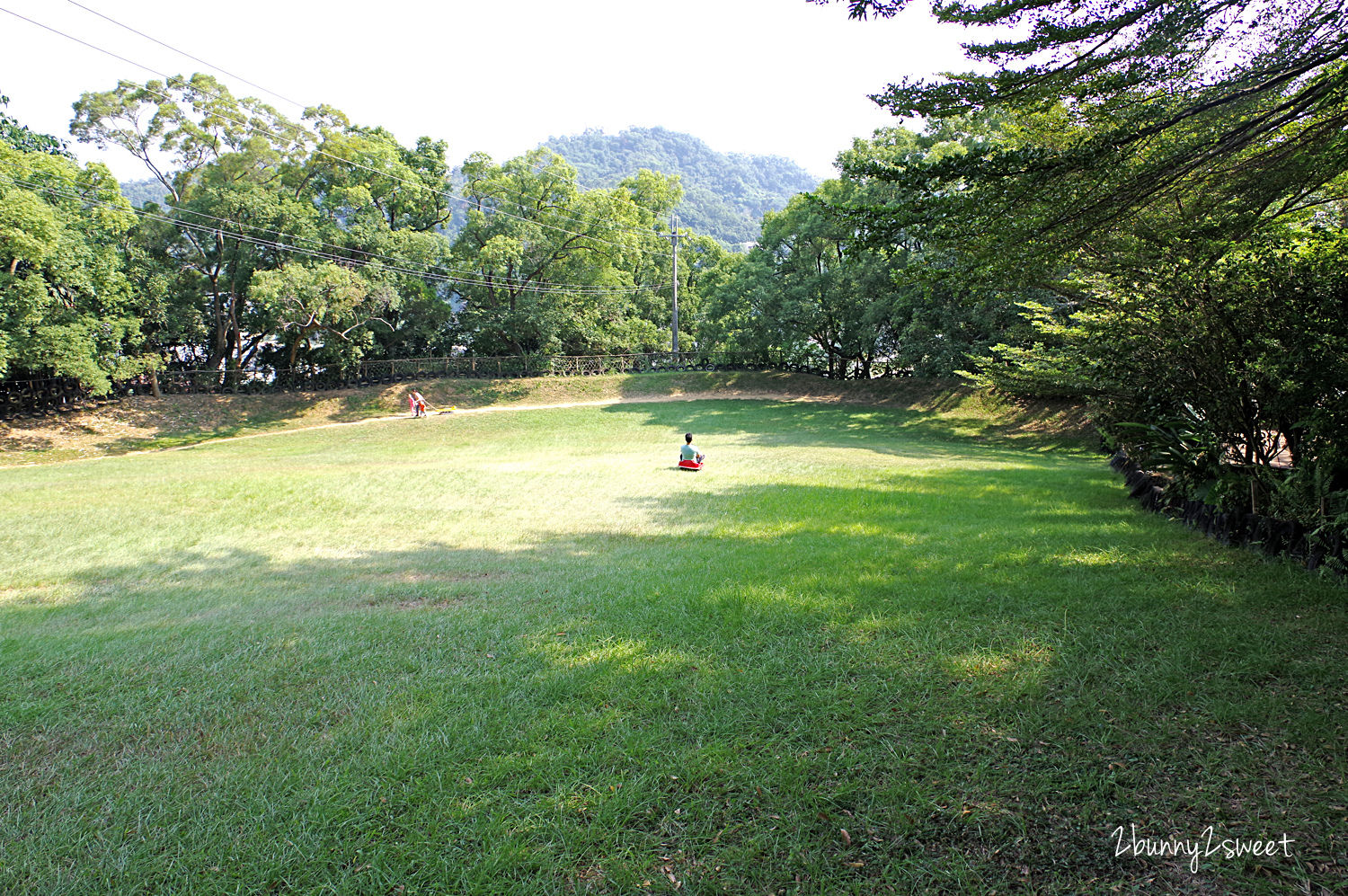 [台中。親子景點] 山河戀休閒咖啡～草坪坡道滑草 x 山訓場小泰山訓練 x 漆彈場烤肉區 x 咖啡點心餐飲～城市外圍山林秘境遊樂場 @兔兒毛毛姊妹花