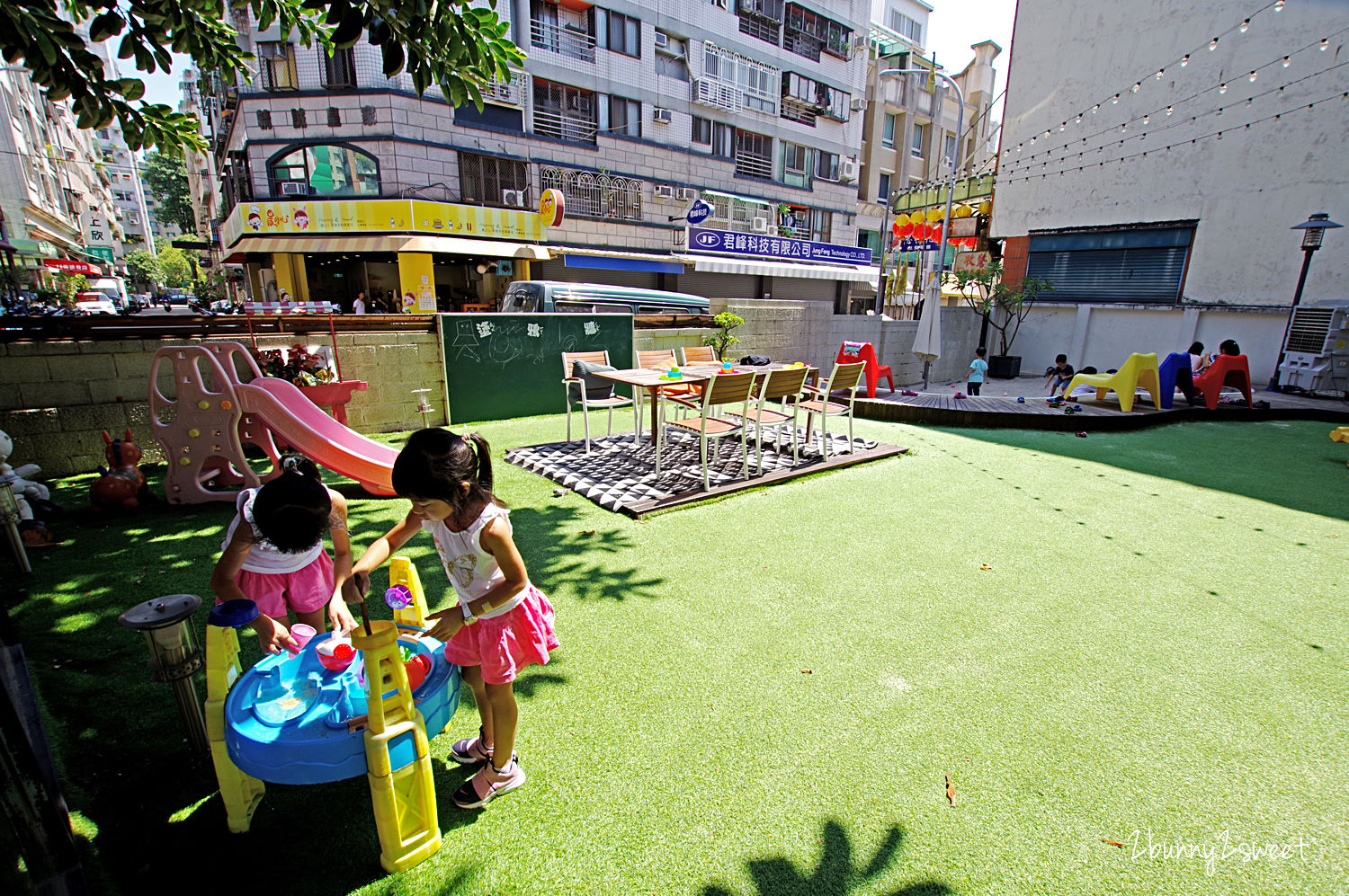 [台中，親子餐廳] 稞枓咖啡廚房～超大沙坑 x 假草坪庭園 x 室內遊戲室～台中南屯精誠商圈讓親子都放鬆的早午餐親子咖啡廳｜室內景點｜雨天景點 @兔兒毛毛姊妹花