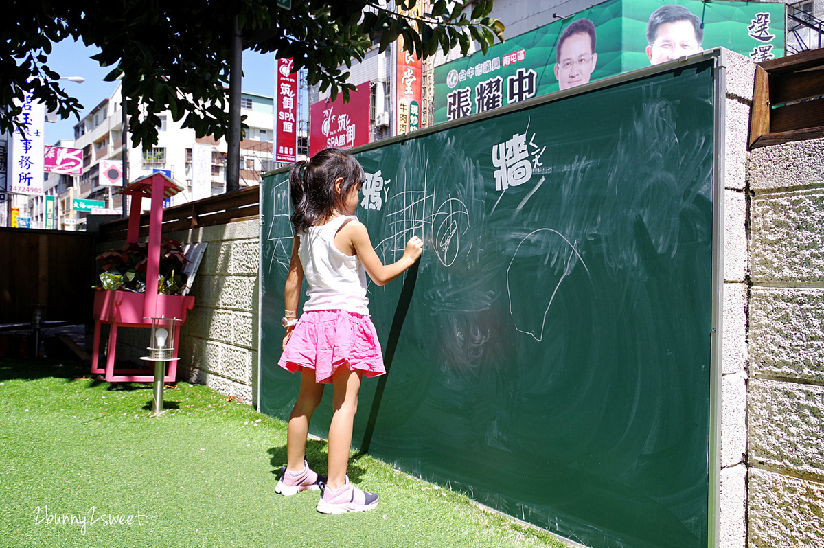 [台中，親子餐廳] 稞枓咖啡廚房～超大沙坑 x 假草坪庭園 x 室內遊戲室～台中南屯精誠商圈讓親子都放鬆的早午餐親子咖啡廳｜室內景點｜雨天景點 @兔兒毛毛姊妹花