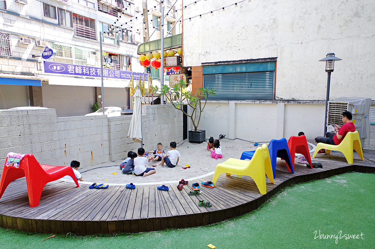 [台中，親子餐廳] 稞枓咖啡廚房～超大沙坑 x 假草坪庭園 x 室內遊戲室～台中南屯精誠商圈讓親子都放鬆的早午餐親子咖啡廳｜室內景點｜雨天景點 @兔兒毛毛姊妹花