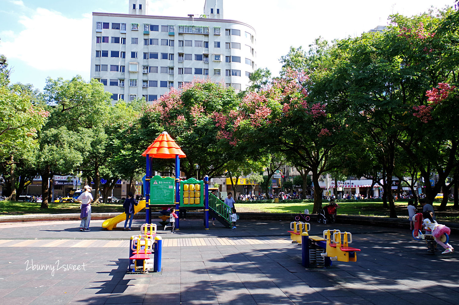 新北特色公園》中和四號公園｜八二三紀念公園 共融遊戲場～超級大沙坑 x 兩座攀爬石頭滑梯 x 多種共融鞦韆～新北市中和永和最讚的免費遛小孩好去處｜捷運永安市場站｜共融公園｜特色滑梯｜免費景點 @兔兒毛毛姊妹花