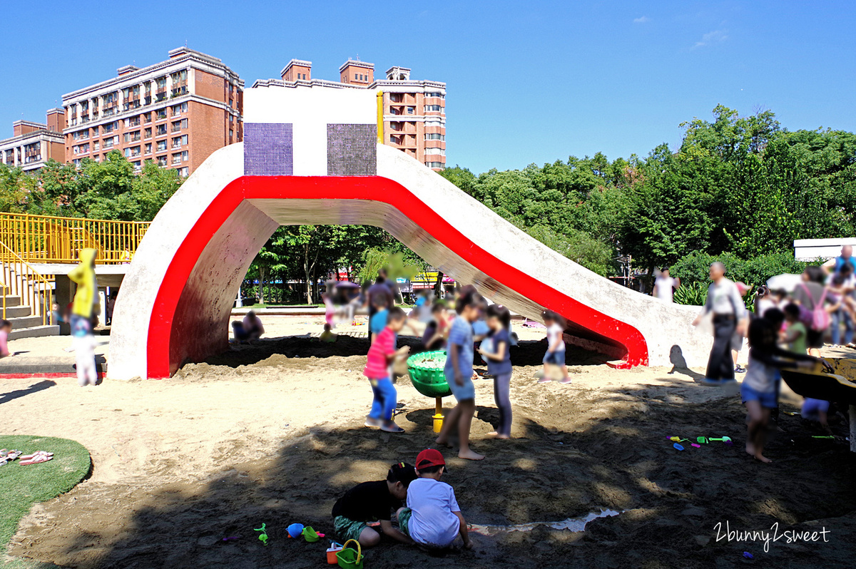 新北特色公園》中和四號公園｜八二三紀念公園 共融遊戲場～超級大沙坑 x 兩座攀爬石頭滑梯 x 多種共融鞦韆～新北市中和永和最讚的免費遛小孩好去處｜捷運永安市場站｜共融公園｜特色滑梯｜免費景點 @兔兒毛毛姊妹花