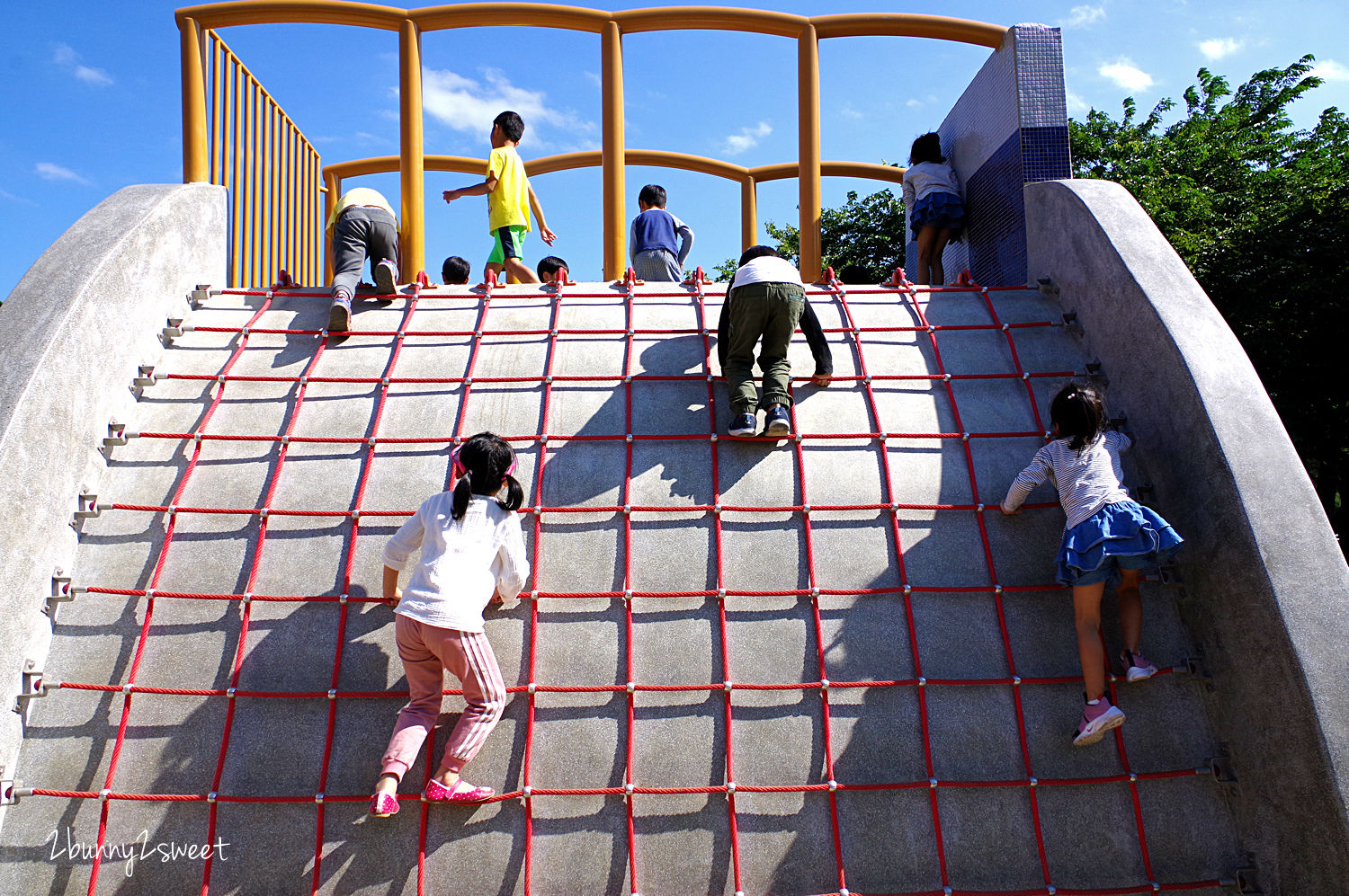 新北特色公園》中和四號公園｜八二三紀念公園 共融遊戲場～超級大沙坑 x 兩座攀爬石頭滑梯 x 多種共融鞦韆～新北市中和永和最讚的免費遛小孩好去處｜捷運永安市場站｜共融公園｜特色滑梯｜免費景點 @兔兒毛毛姊妹花