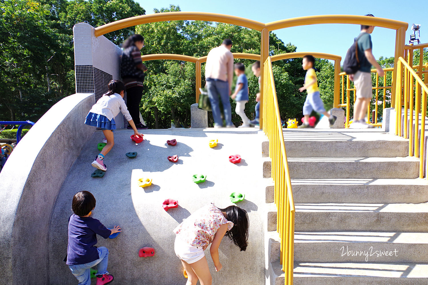 新北特色公園》中和四號公園｜八二三紀念公園 共融遊戲場～超級大沙坑 x 兩座攀爬石頭滑梯 x 多種共融鞦韆～新北市中和永和最讚的免費遛小孩好去處｜捷運永安市場站｜共融公園｜特色滑梯｜免費景點 @兔兒毛毛姊妹花