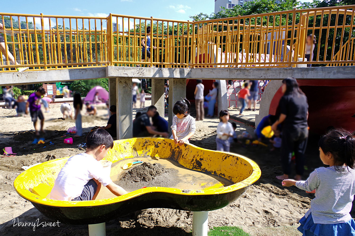 新北特色公園》中和四號公園｜八二三紀念公園 共融遊戲場～超級大沙坑 x 兩座攀爬石頭滑梯 x 多種共融鞦韆～新北市中和永和最讚的免費遛小孩好去處｜捷運永安市場站｜共融公園｜特色滑梯｜免費景點 @兔兒毛毛姊妹花