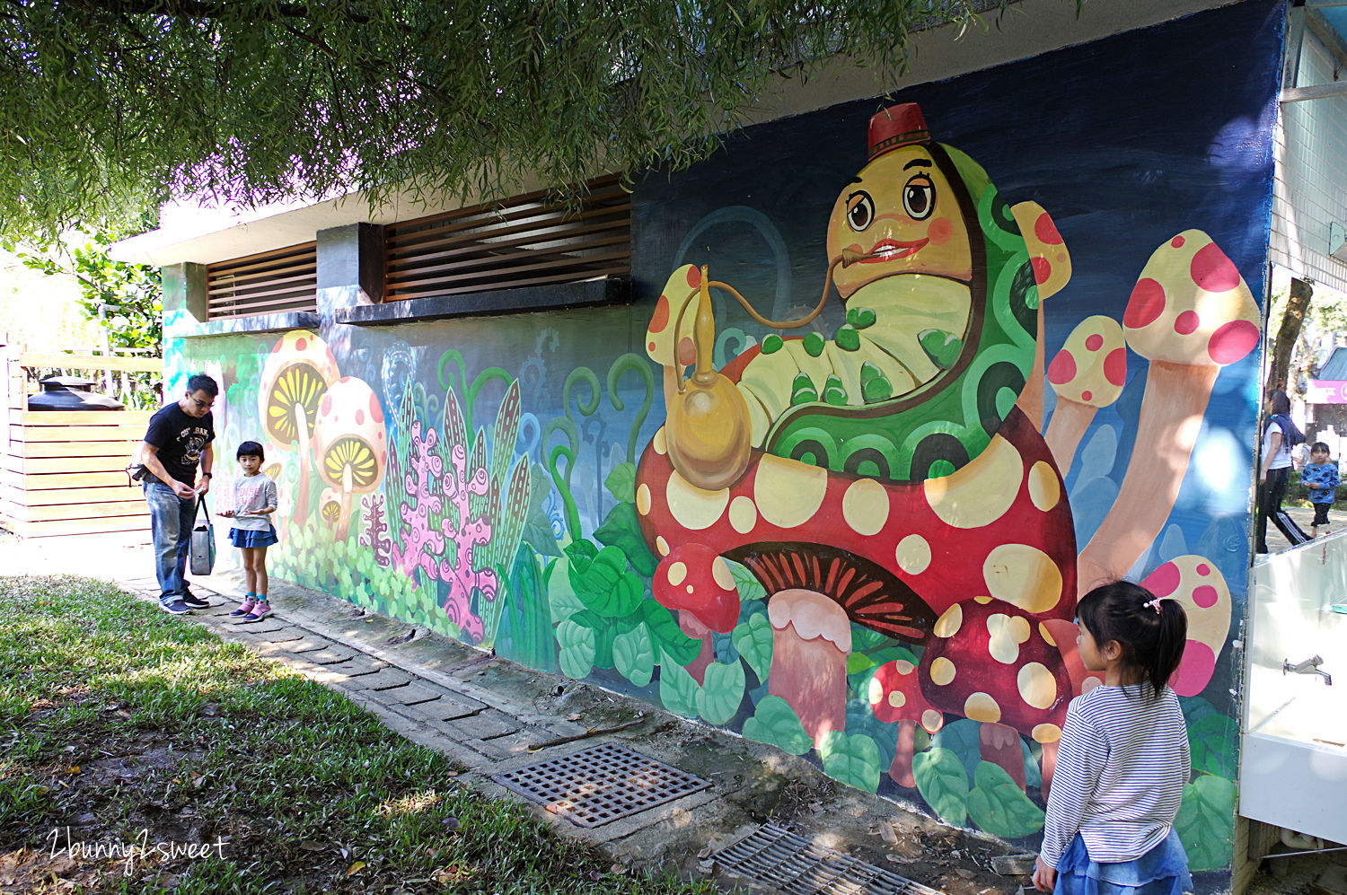 新北特色公園》中和四號公園｜八二三紀念公園 共融遊戲場～超級大沙坑 x 兩座攀爬石頭滑梯 x 多種共融鞦韆～新北市中和永和最讚的免費遛小孩好去處｜捷運永安市場站｜共融公園｜特色滑梯｜免費景點 @兔兒毛毛姊妹花